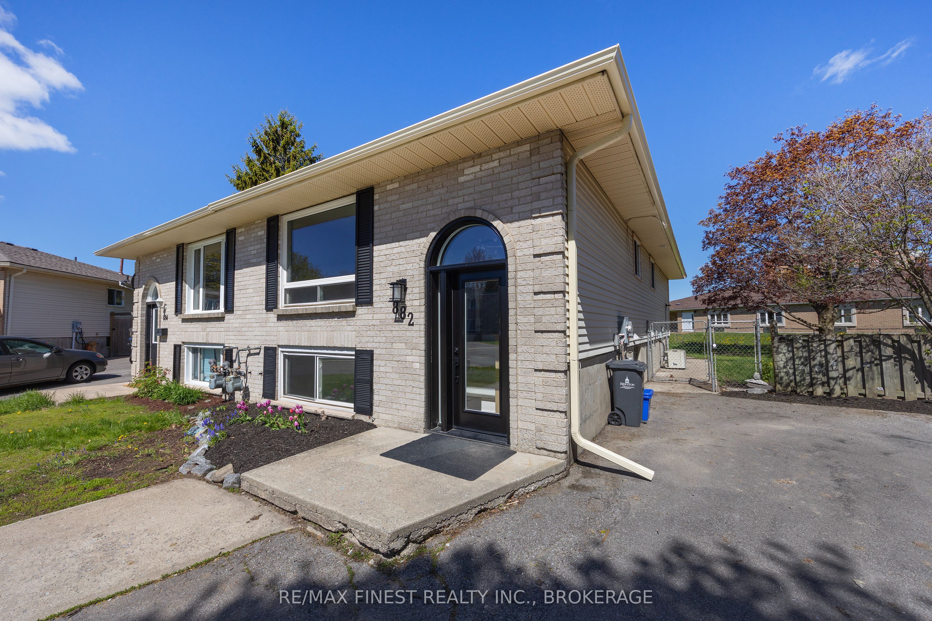 882 Beaconhill Court Property Photo 4