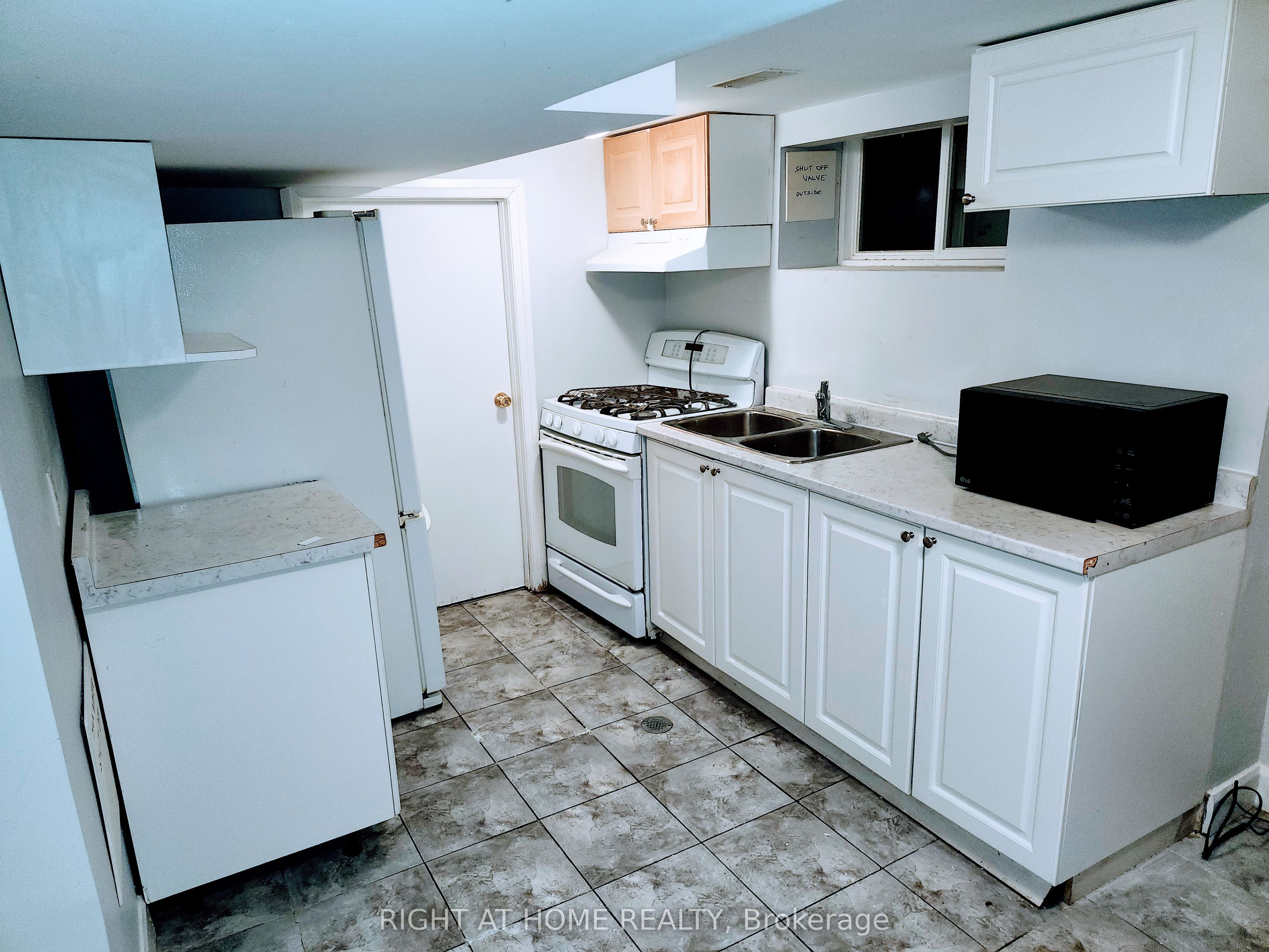48 Westmount Road S Basemnt Property Photo 6