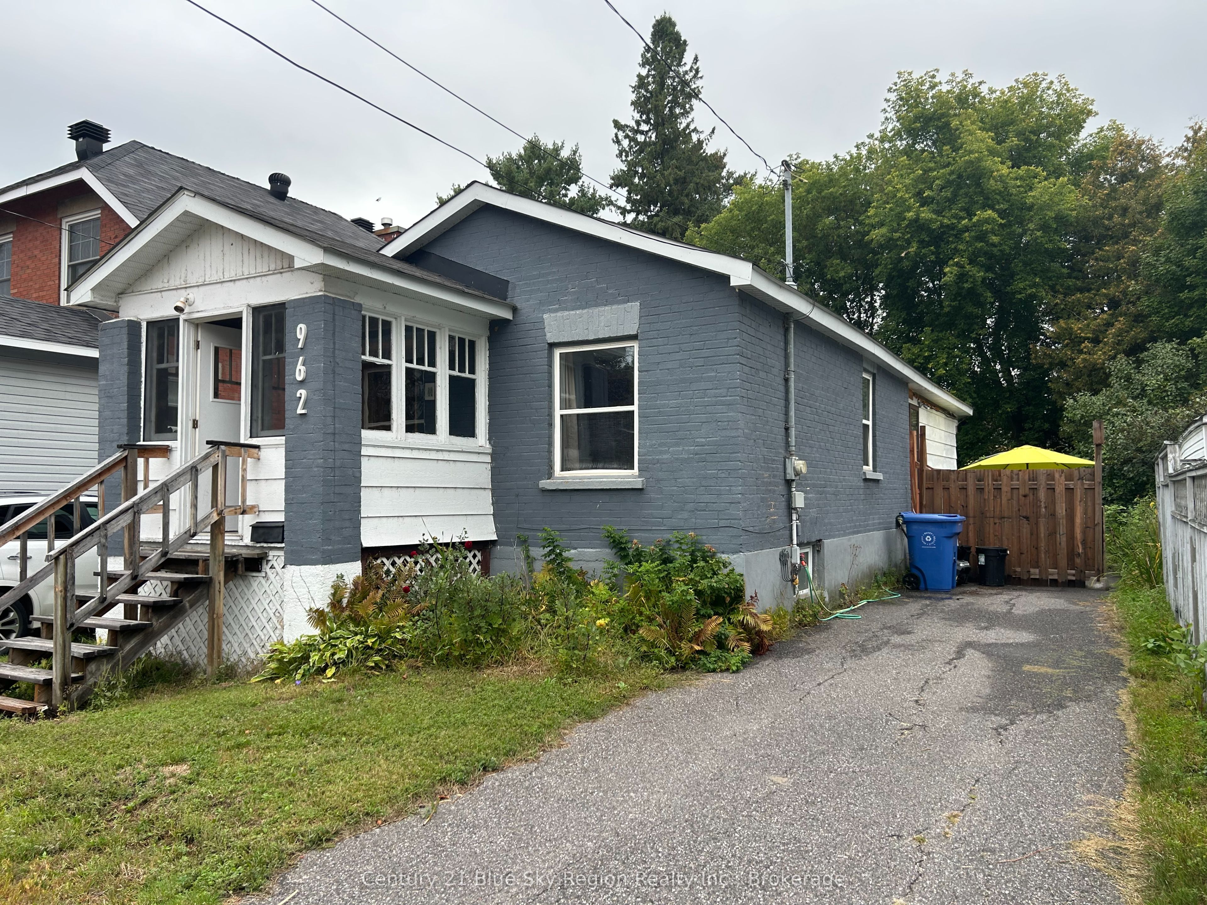 962 Main Street W Property Photo 1