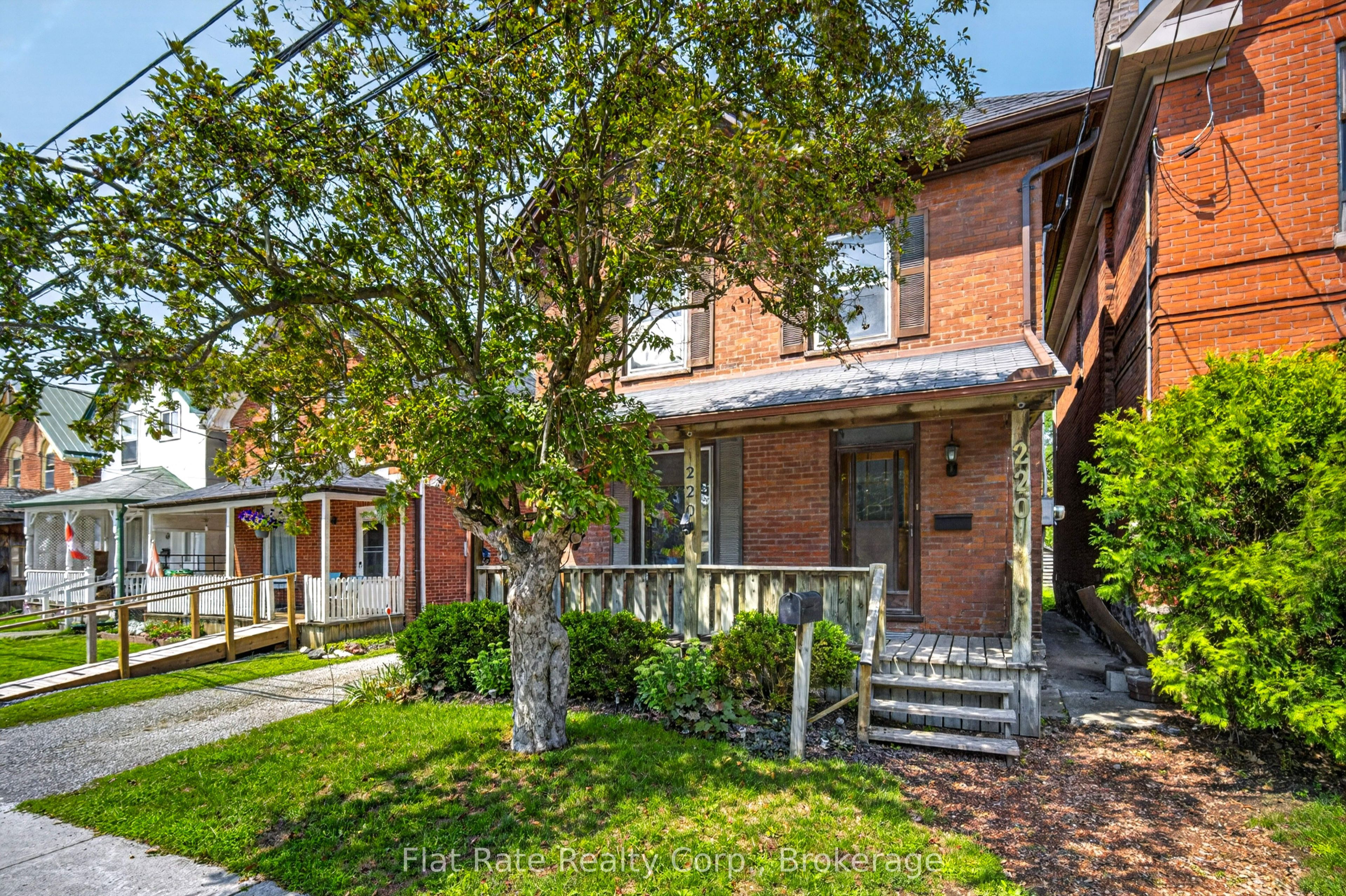 220 London Street Property Photo 1