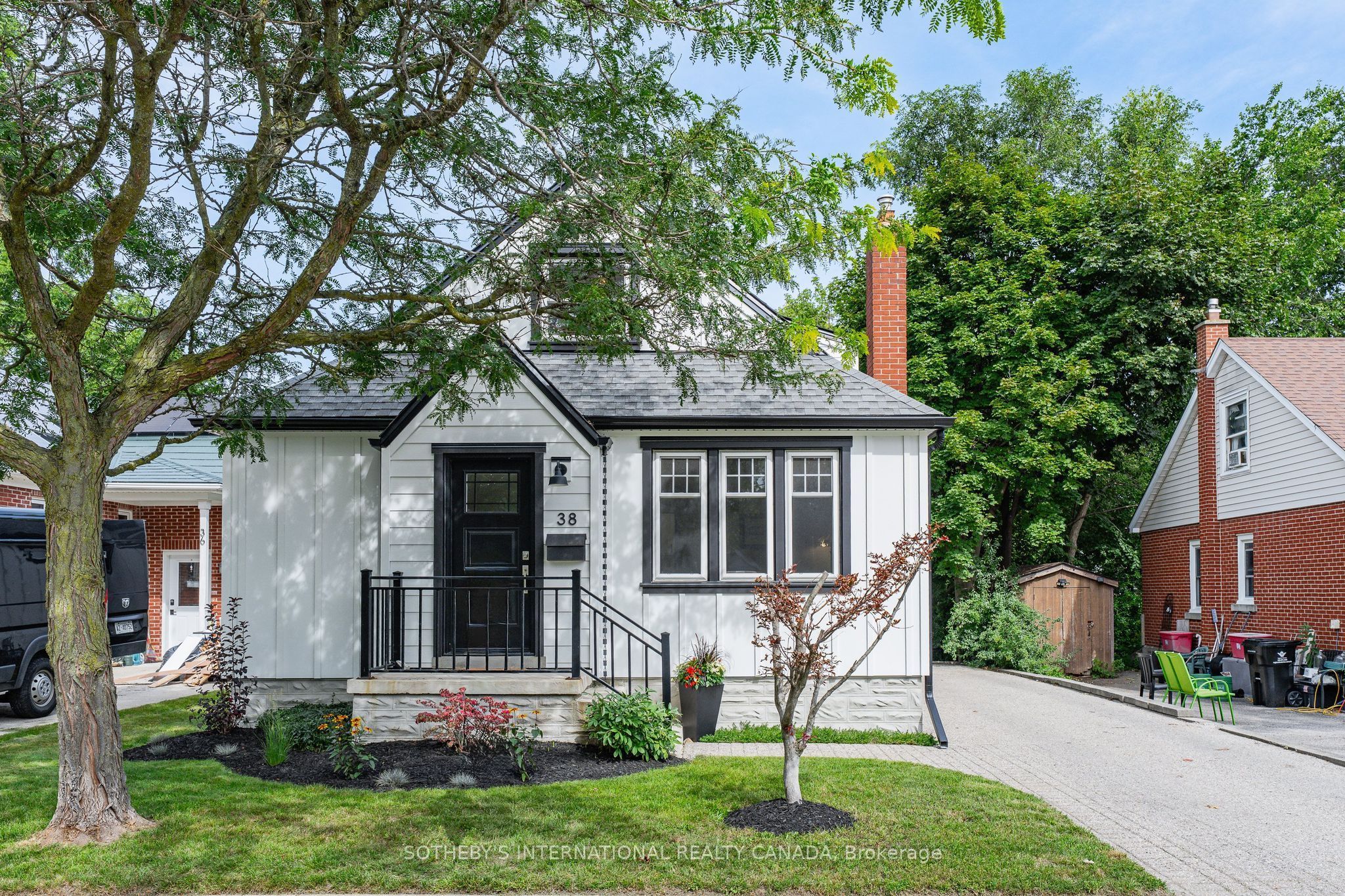 38 Roslin Avenue S