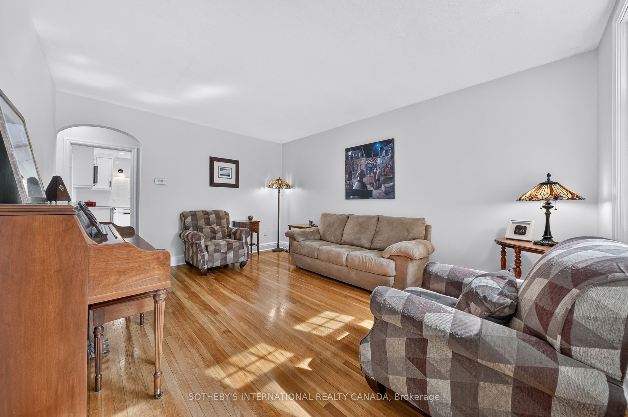 38 Roslin Avenue S Property Photo 2