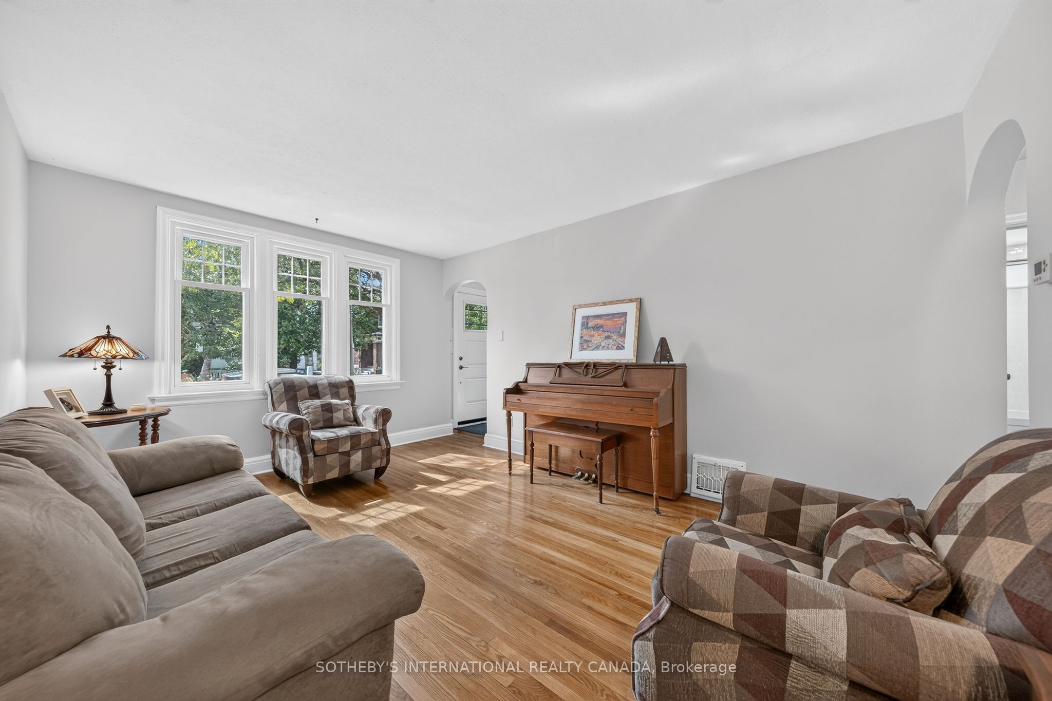 38 Roslin Avenue S Property Photo 3