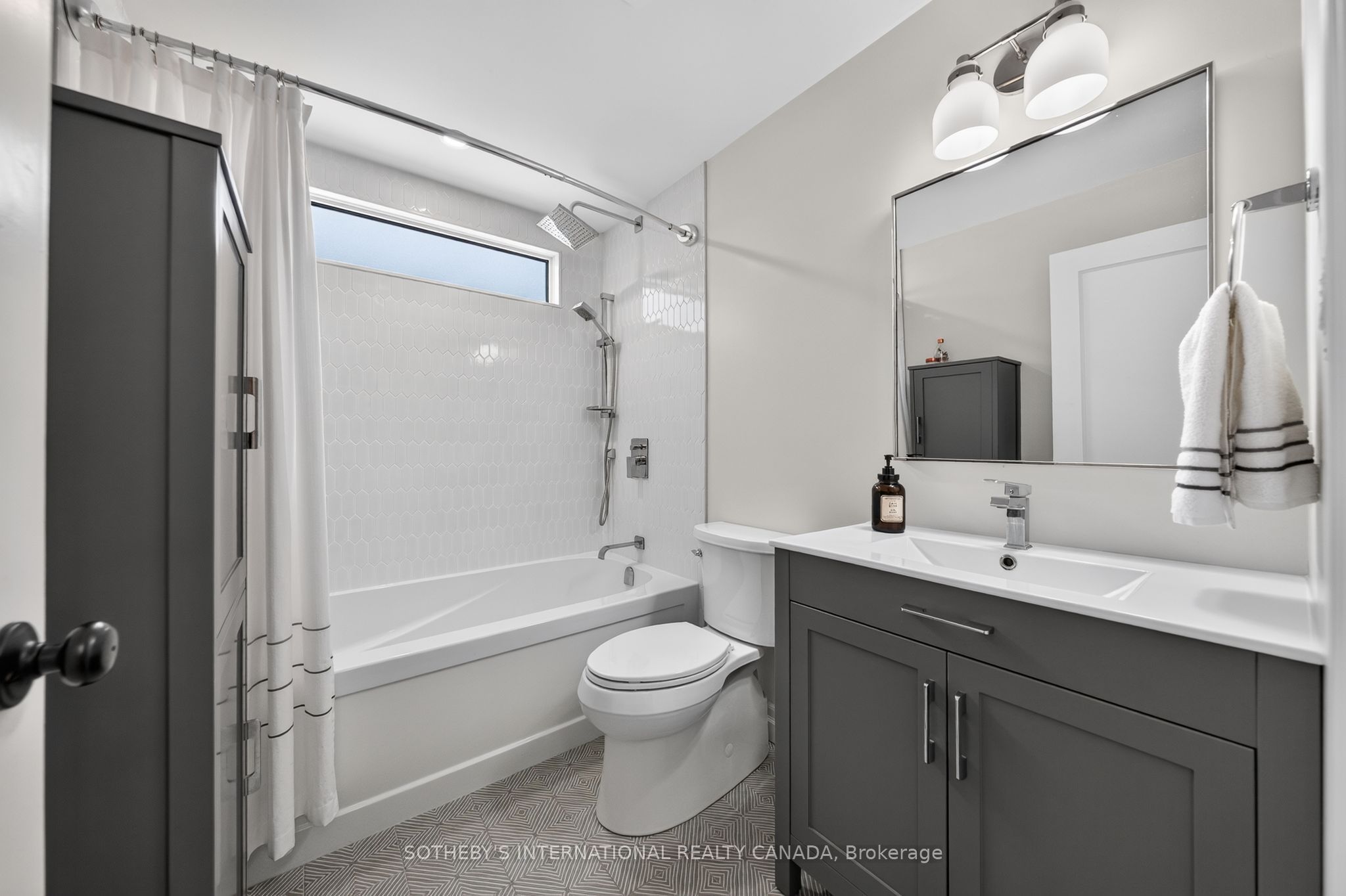 38 Roslin Avenue S Property Photo 14