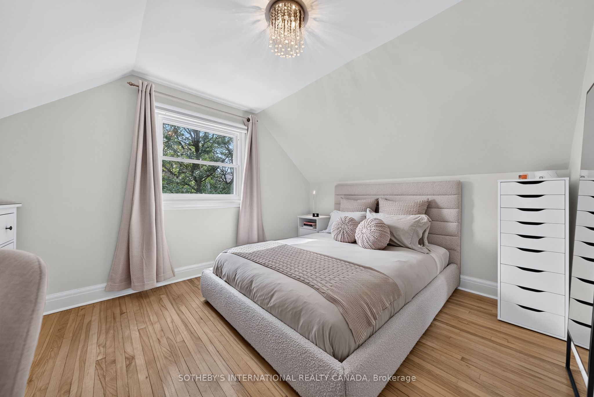 38 Roslin Avenue S Property Photo 16