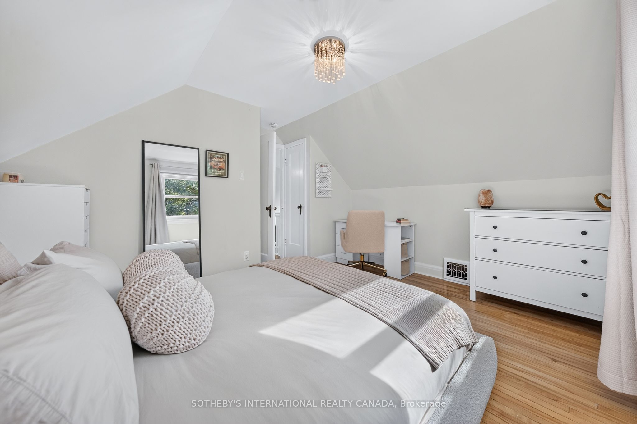 38 Roslin Avenue S Property Photo 17