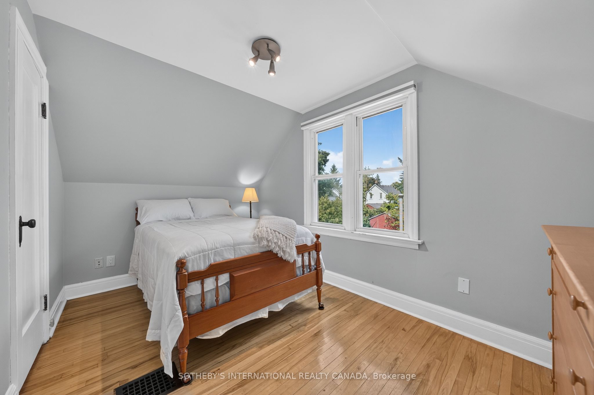 38 Roslin Avenue S Property Photo 18