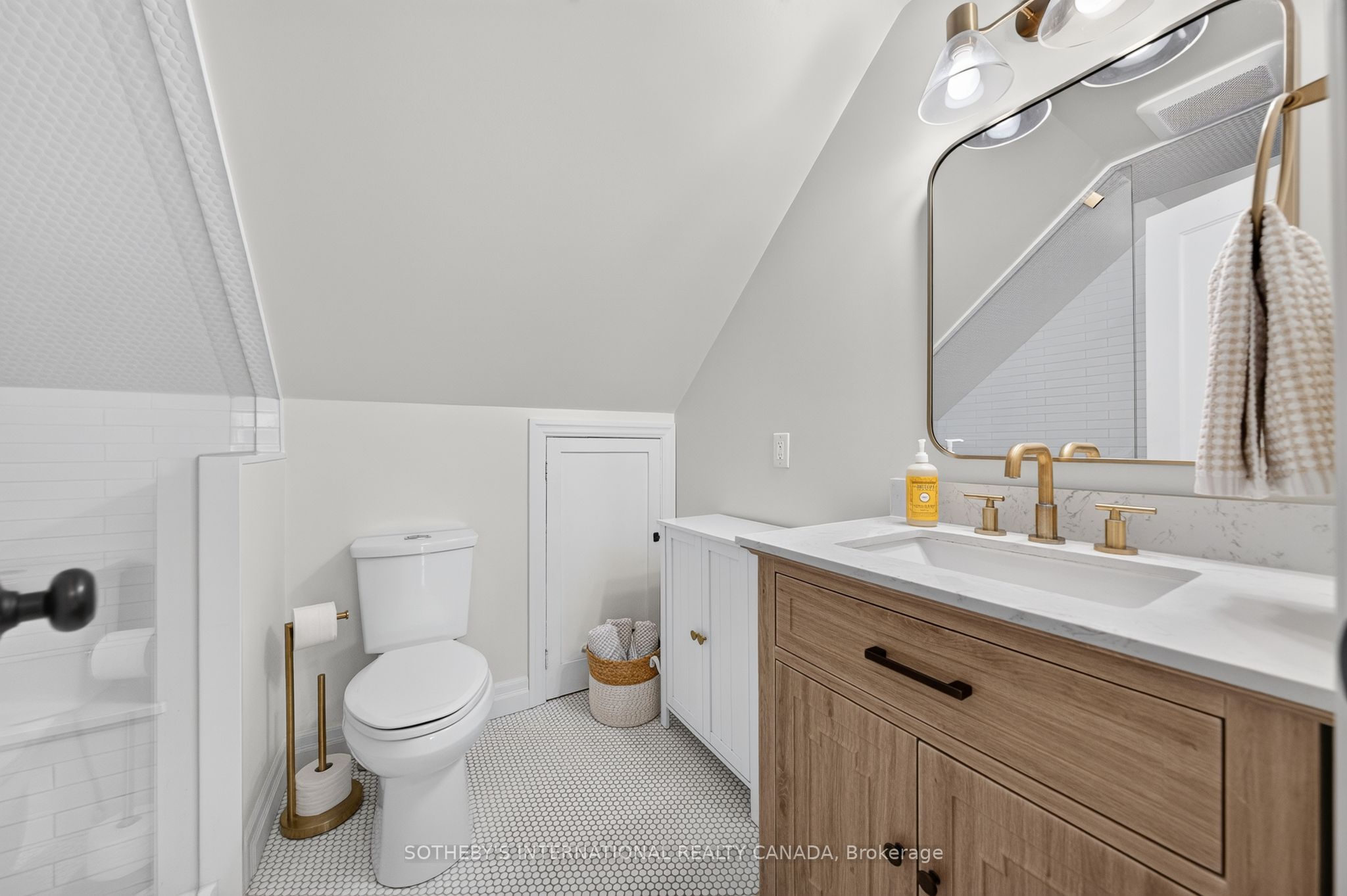 38 Roslin Avenue S Property Photo 19