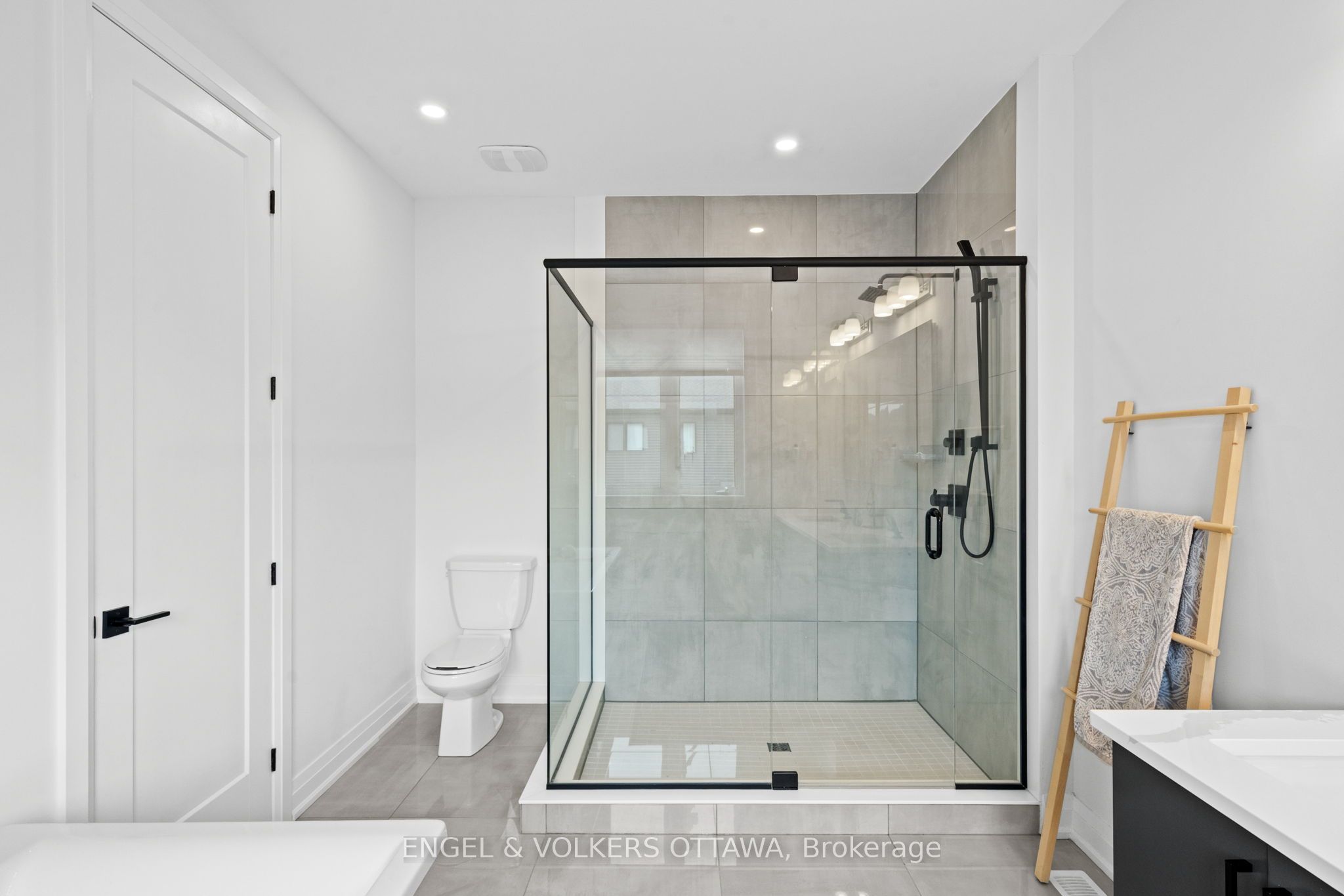 581 Bridgeport Avenue Property Photo 28