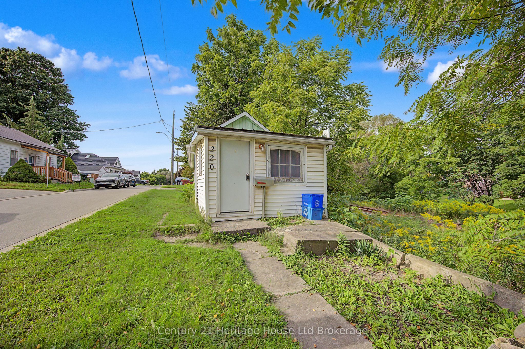 220 King Street W Property Photo 1