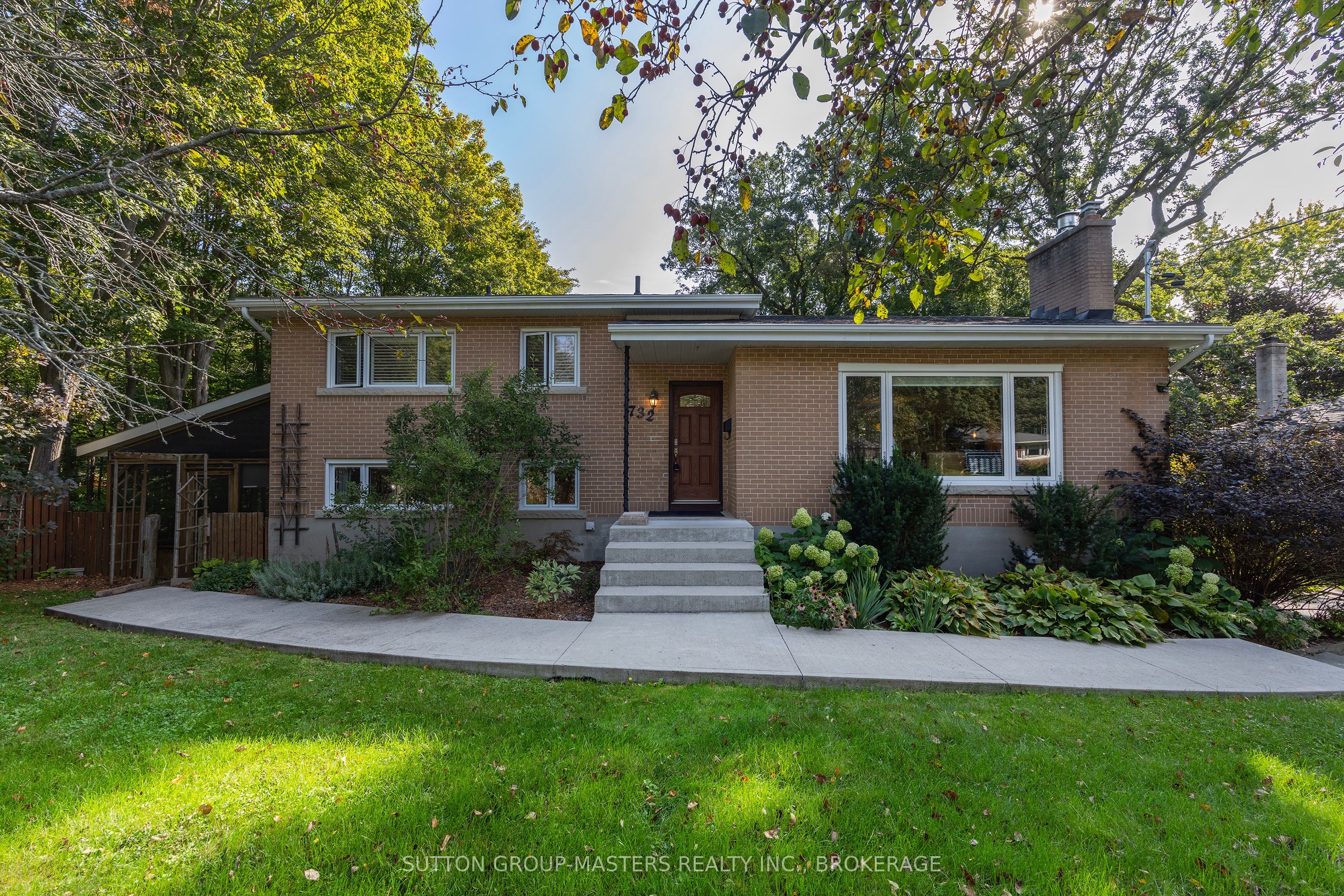 732 Centre Street Property Photo 2