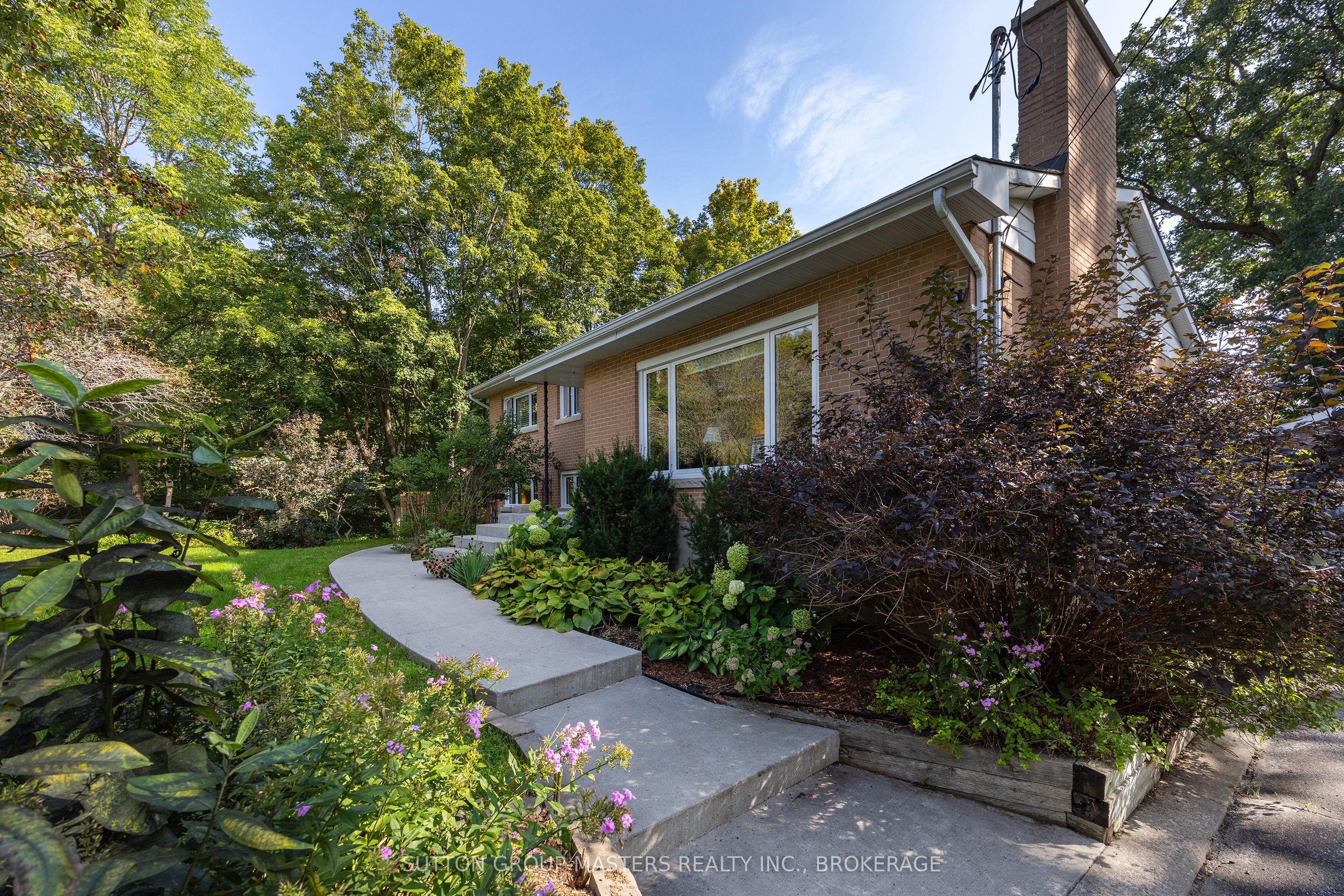 732 Centre Street Property Photo 4