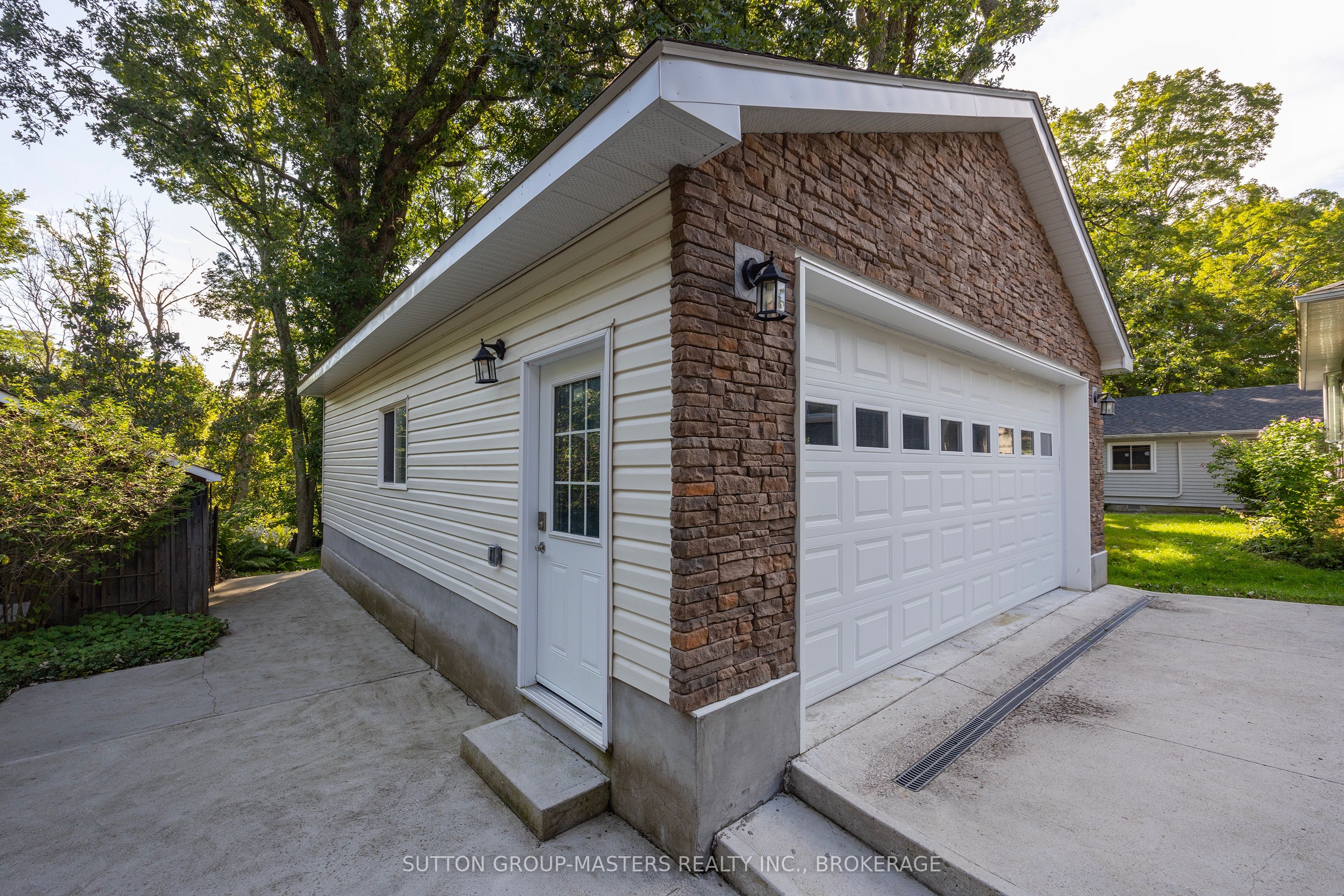 732 Centre Street Property Photo 6