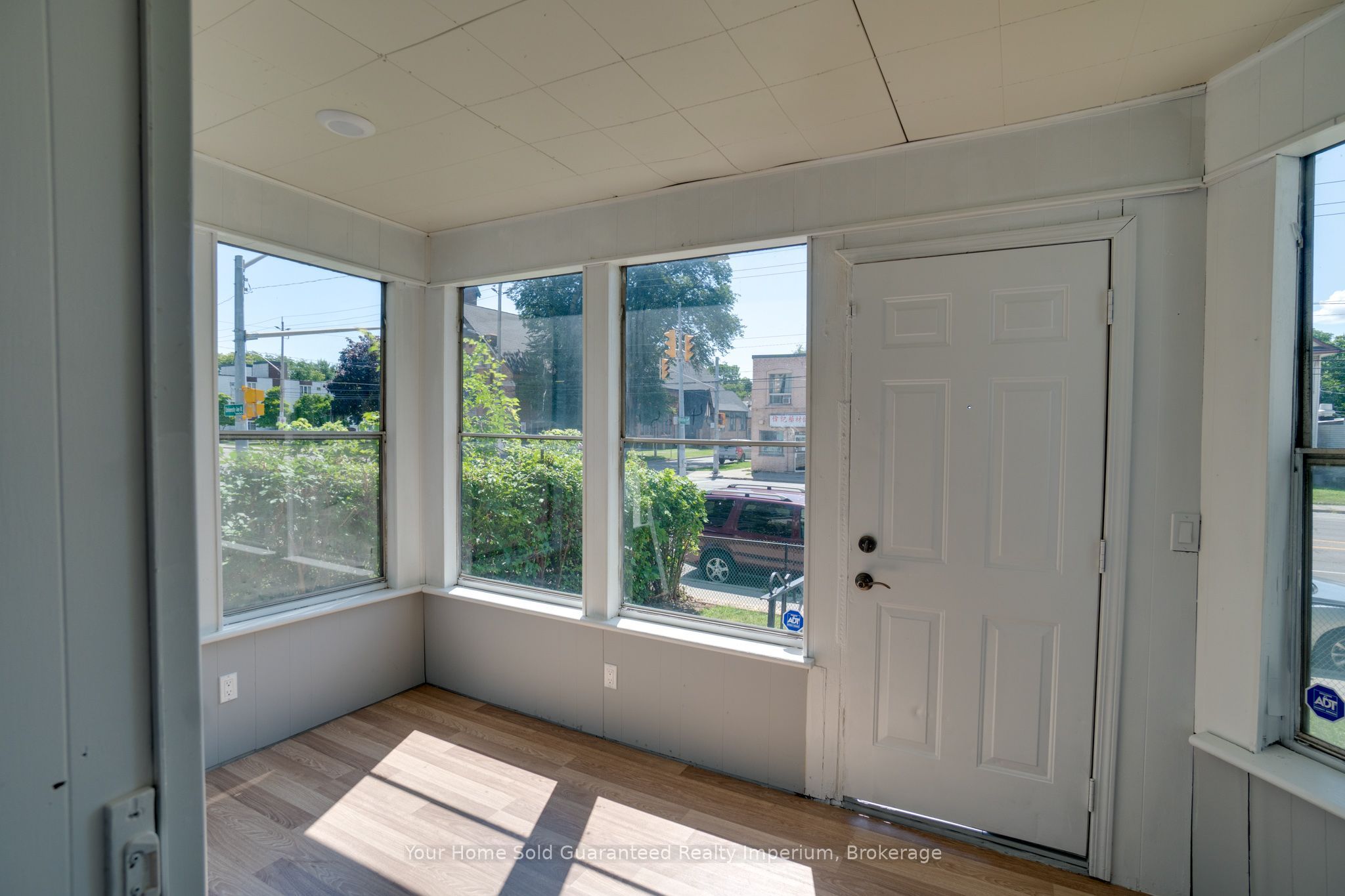 1420 University Avenue W Property Photo 3