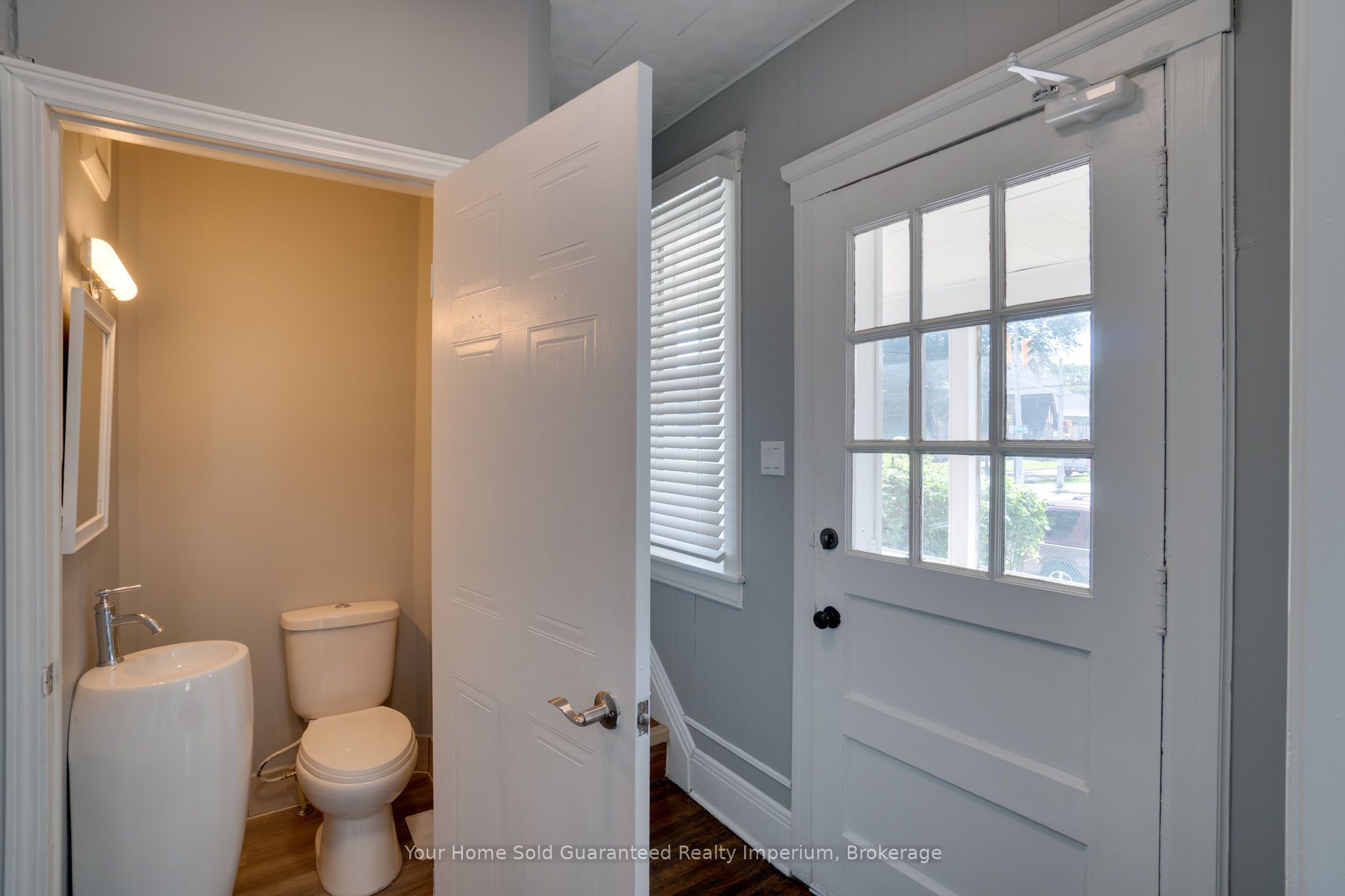 1420 University Avenue W Property Photo 5