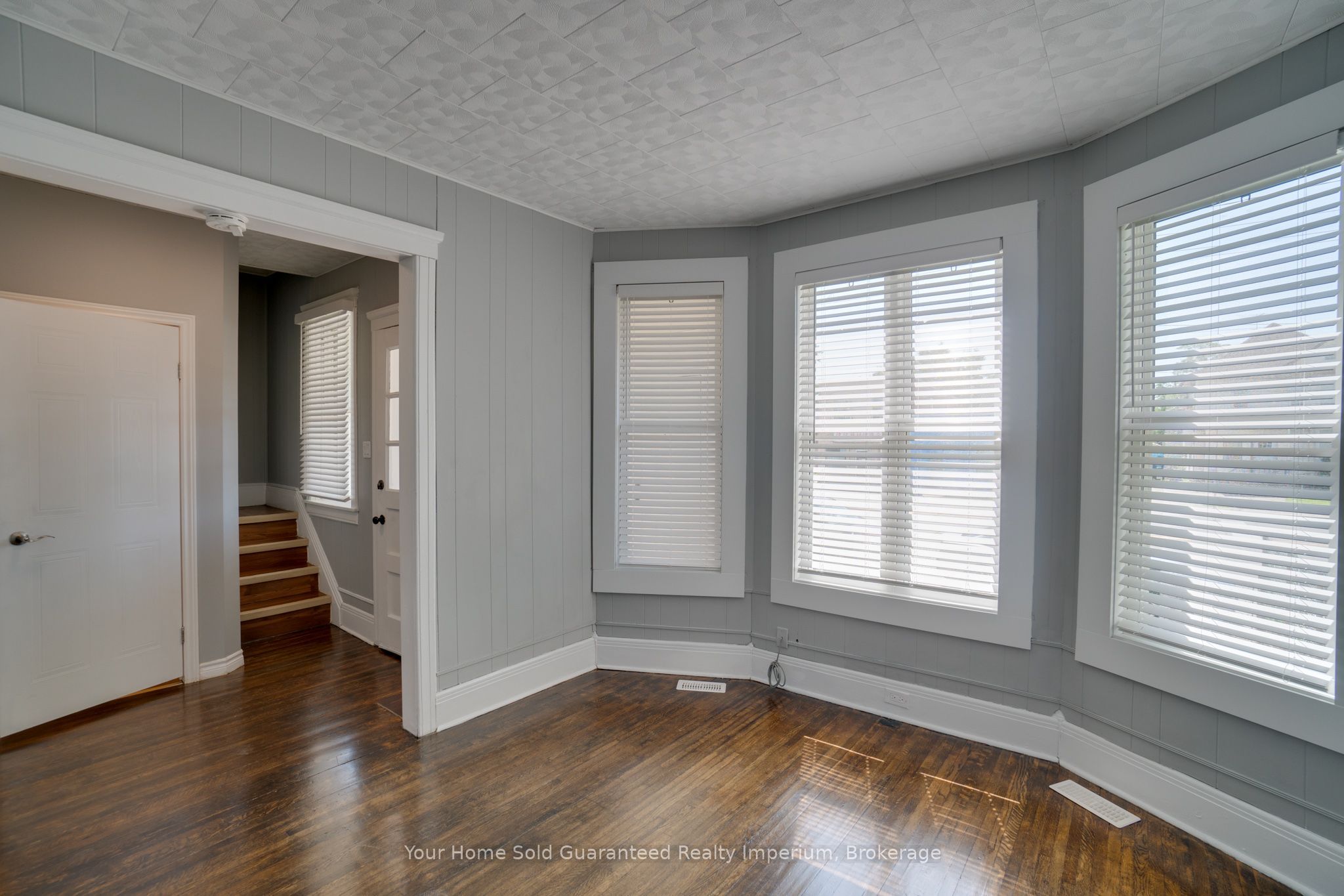 1420 University Avenue W Property Photo 6