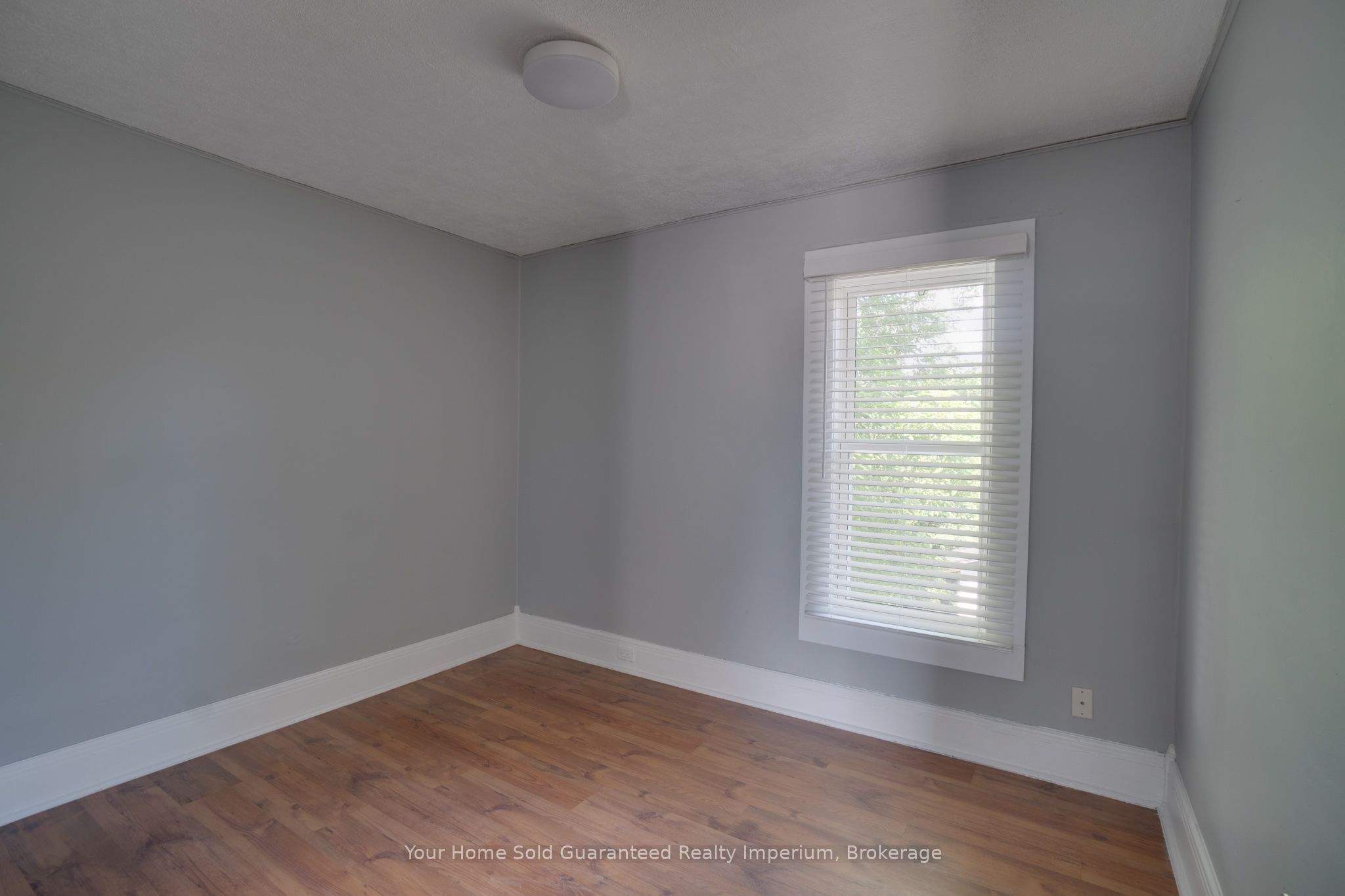 1420 University Avenue W Property Photo 16