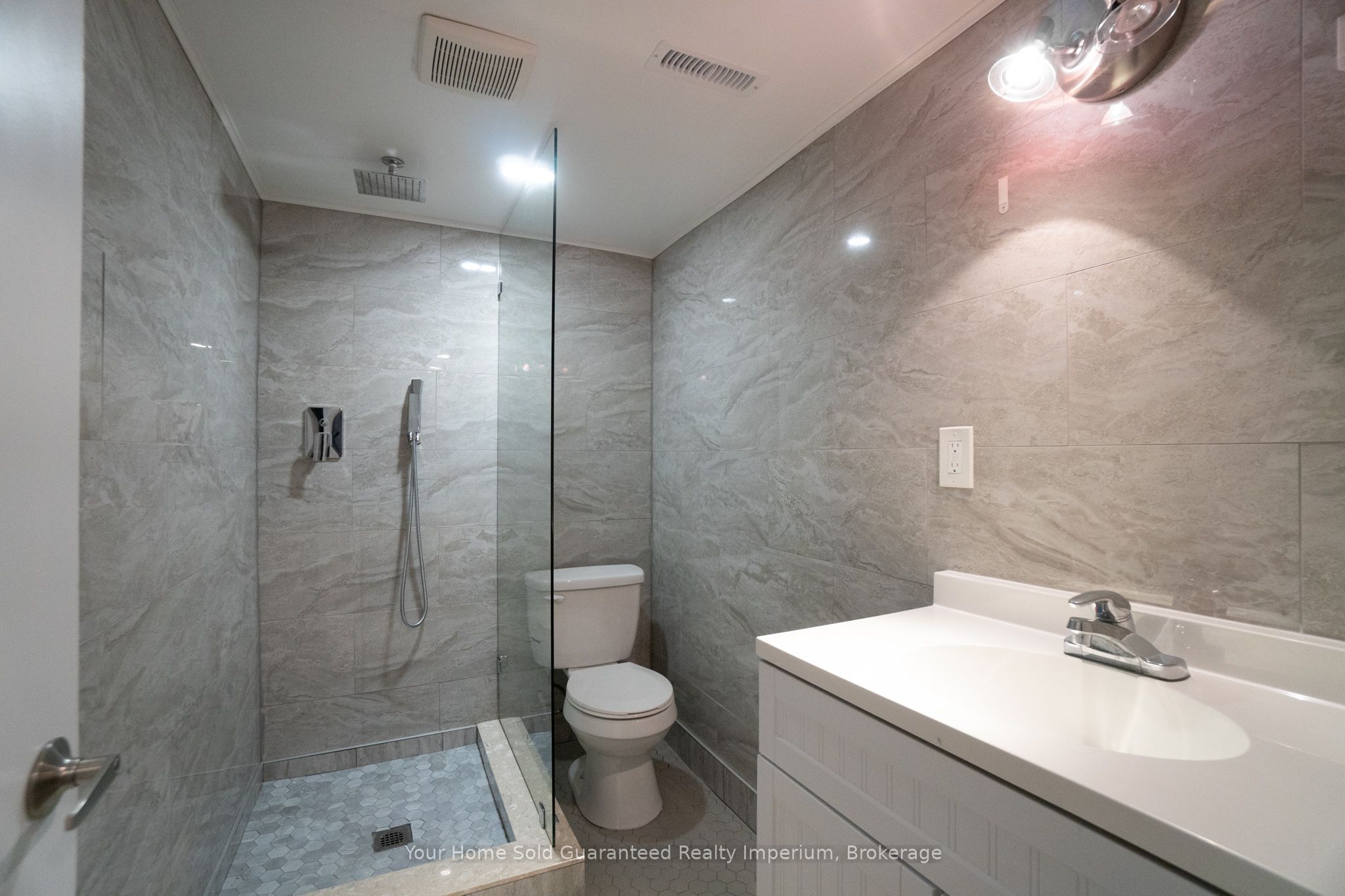 1420 University Avenue W Property Photo 23