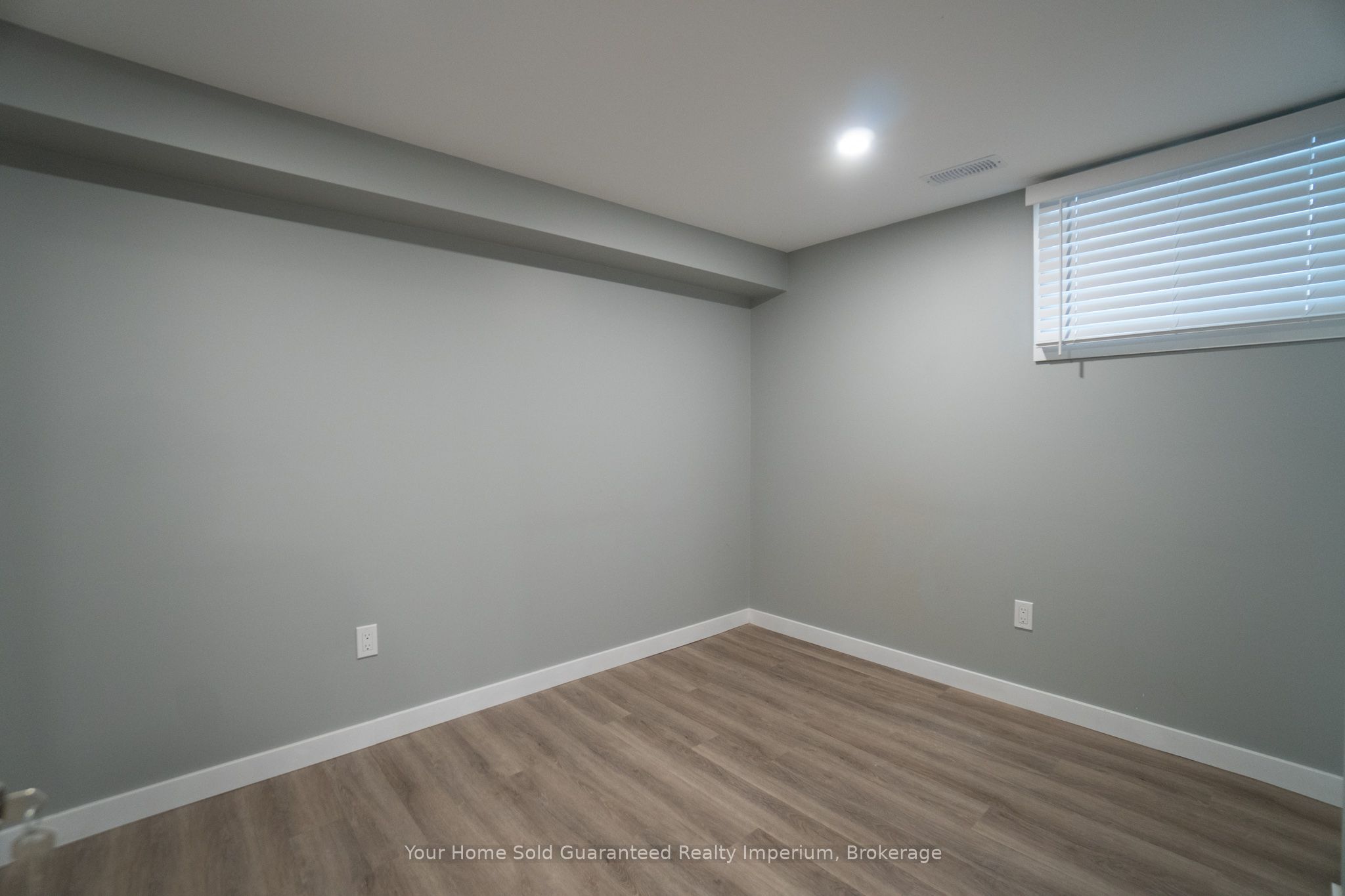 1420 University Avenue W Property Photo 26
