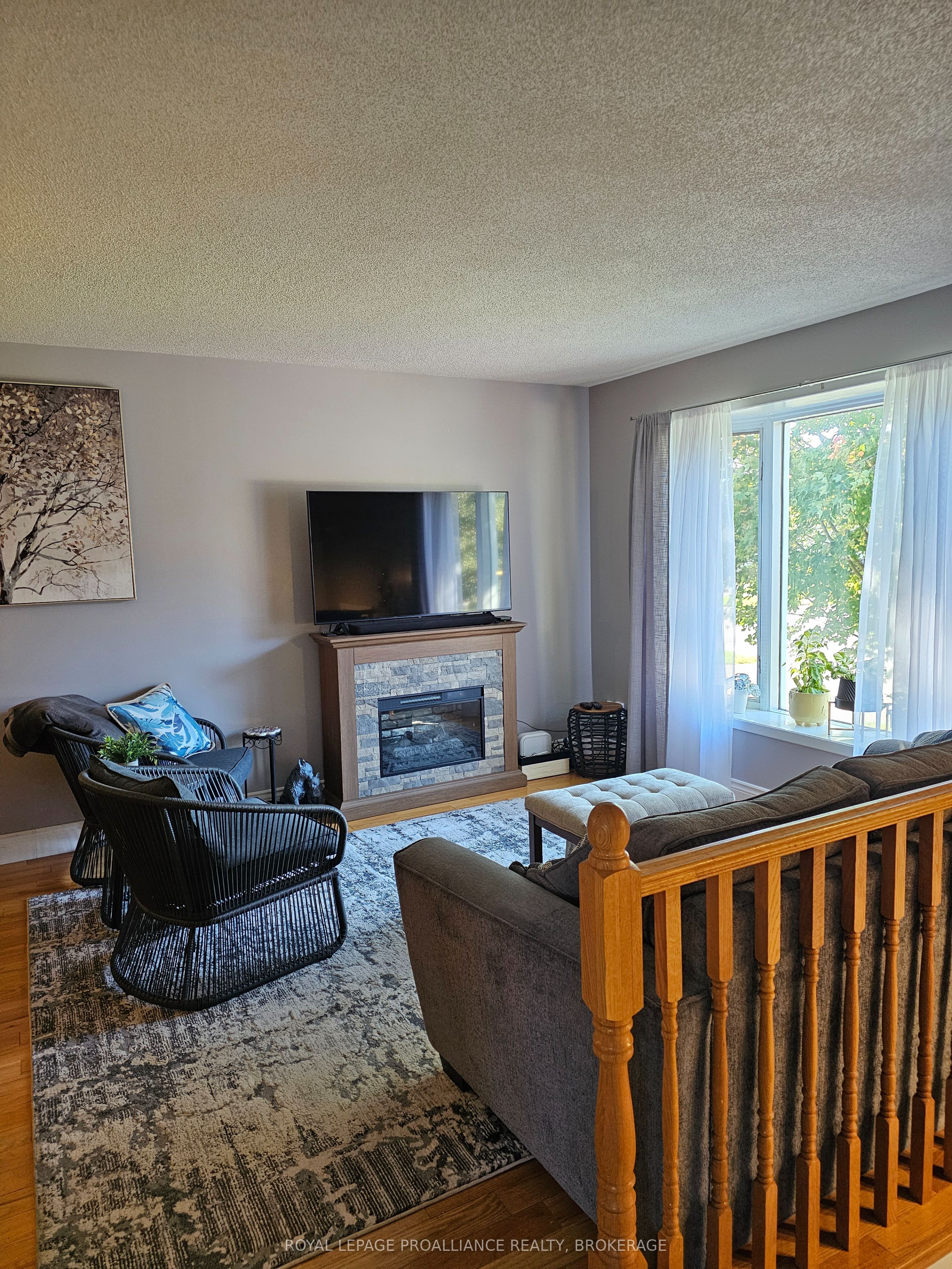 915 Warburton Crescent Property Photo 9