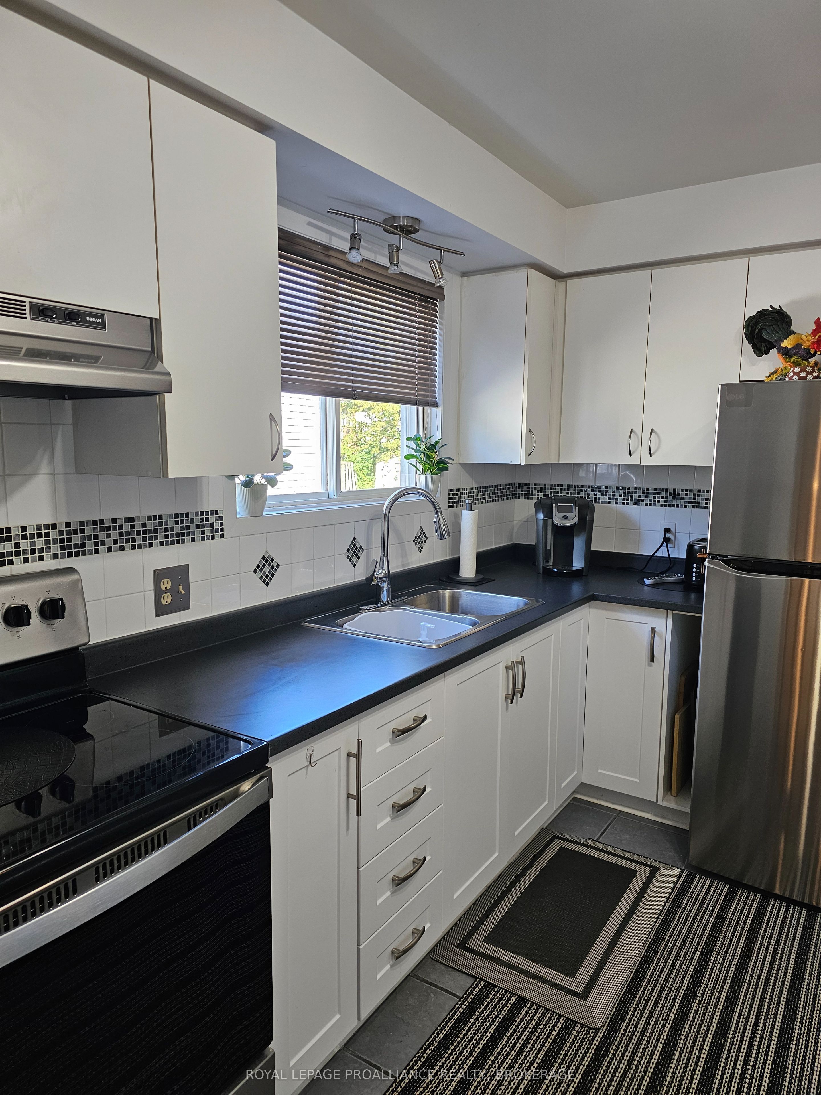 915 Warburton Crescent Property Photo 10