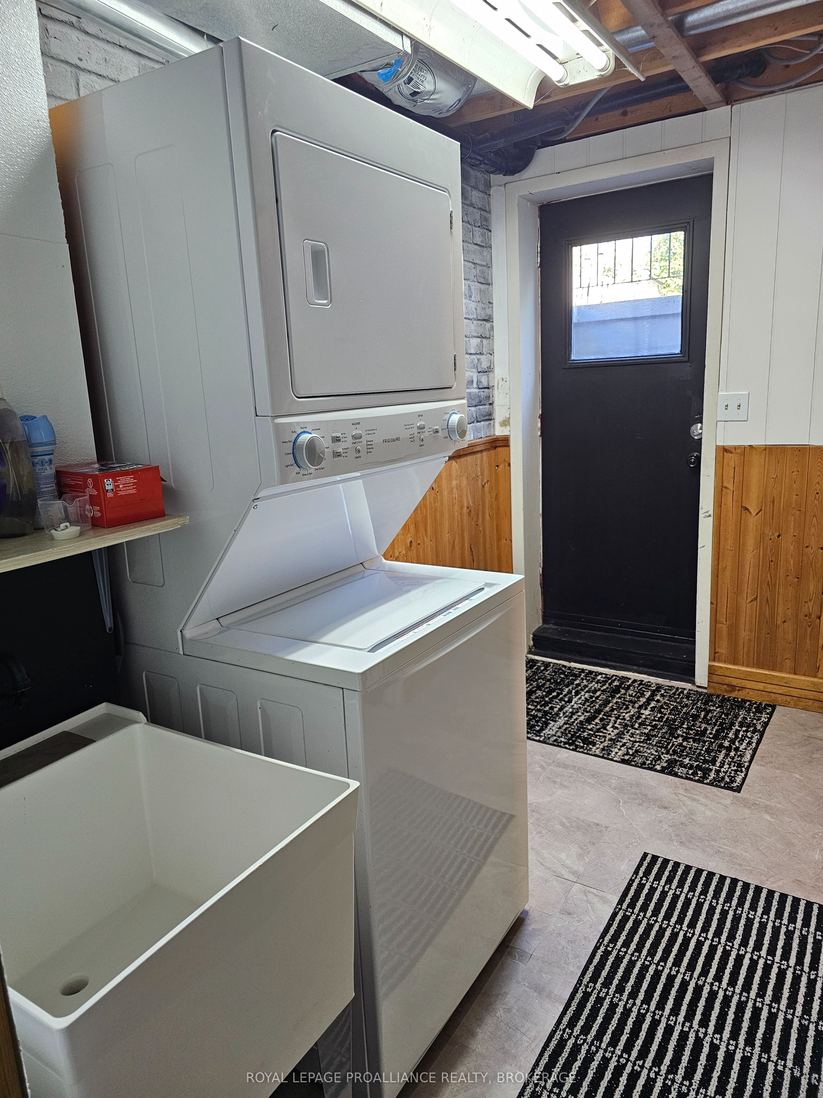 915 Warburton Crescent Property Photo 32