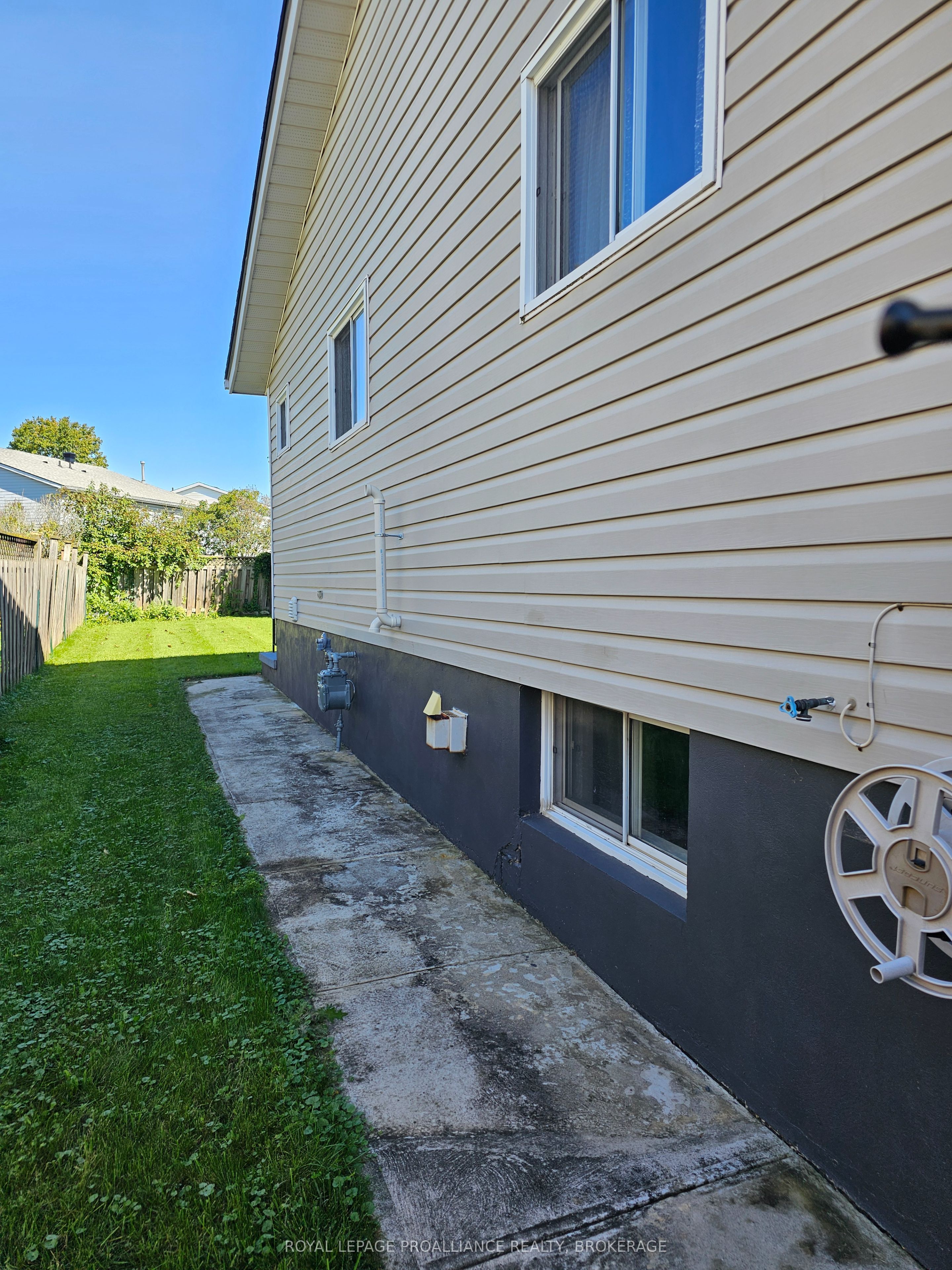 915 Warburton Crescent Property Photo 36