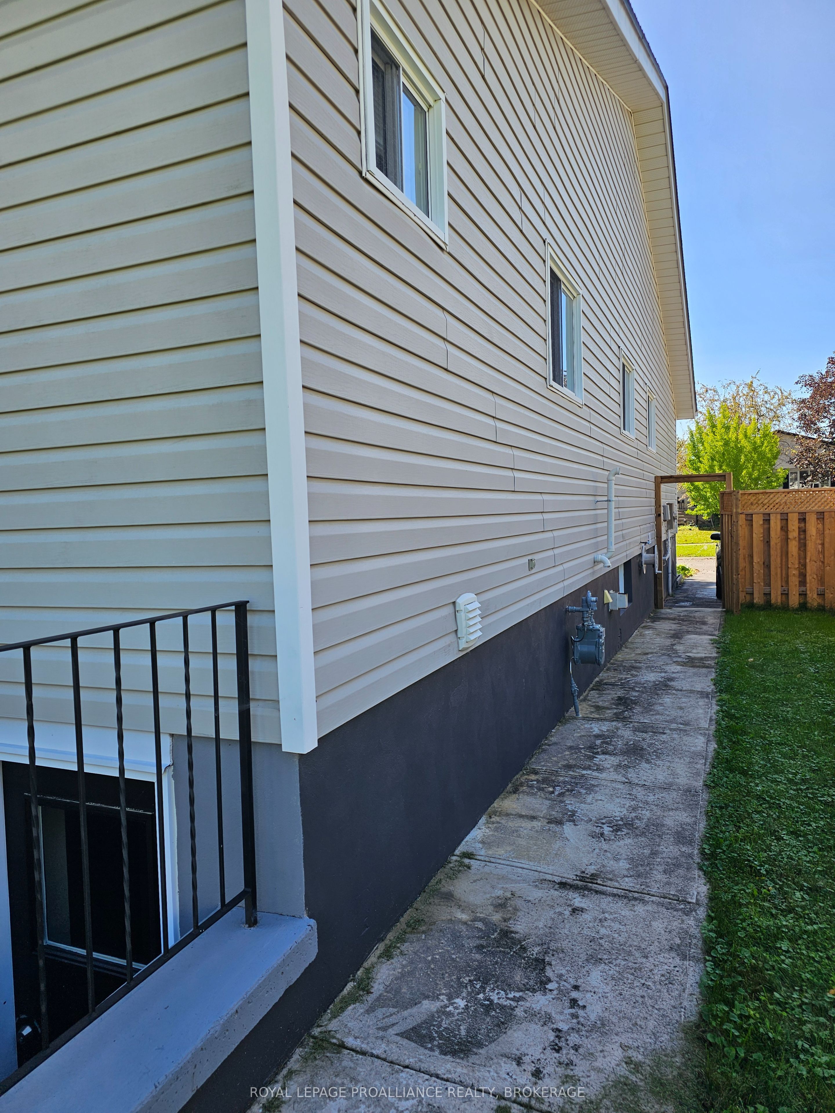 915 Warburton Crescent Property Photo 37