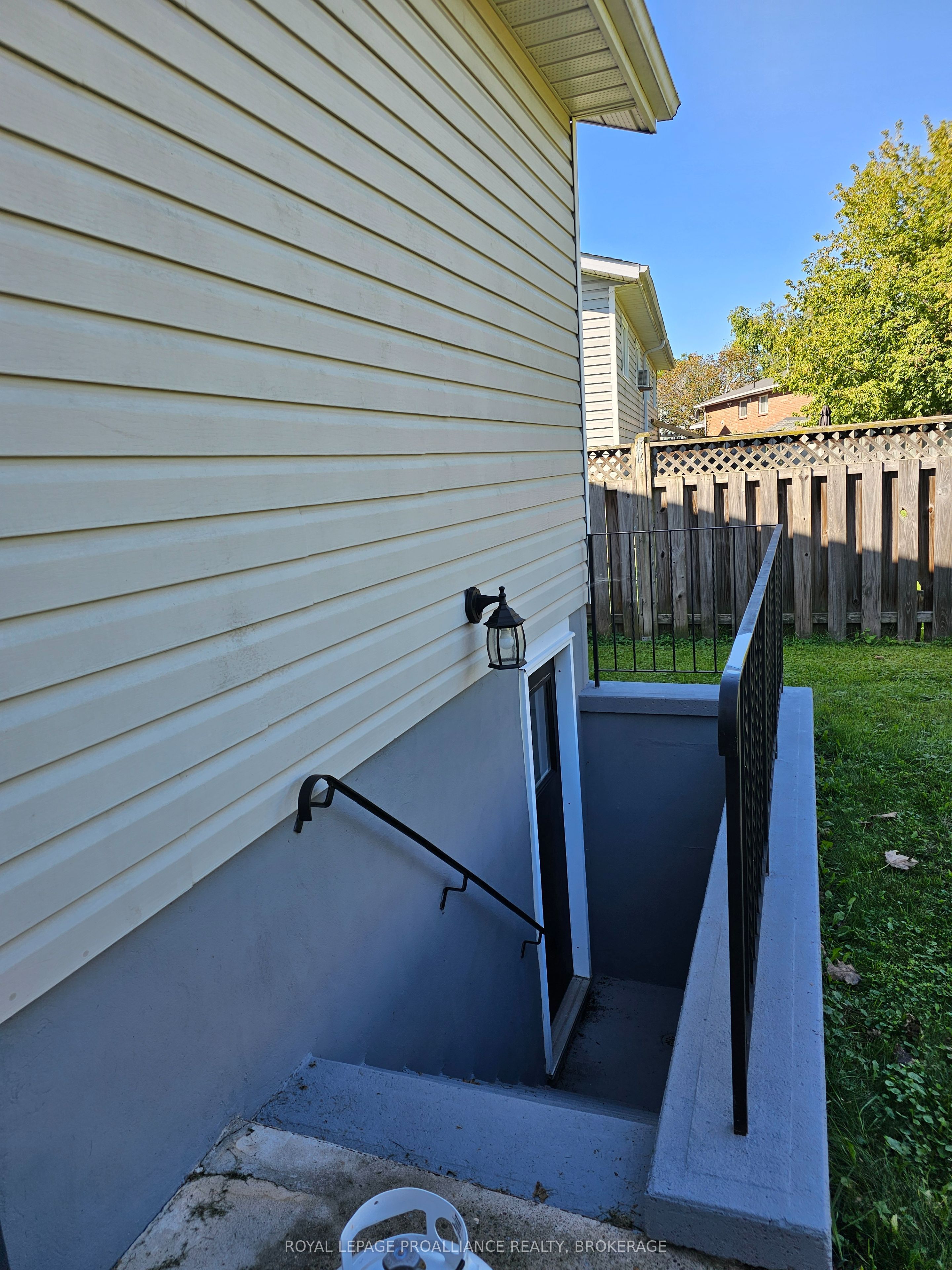 915 Warburton Crescent Property Photo 39