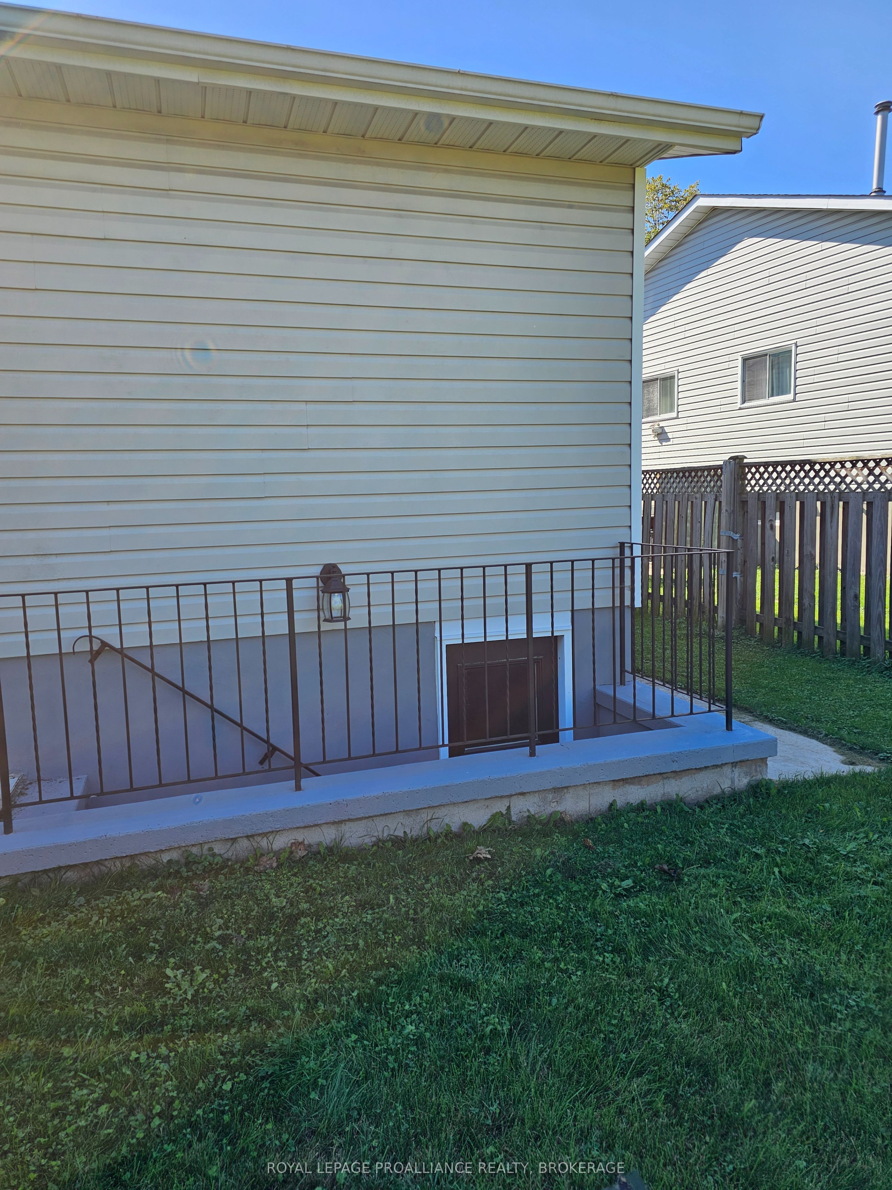915 Warburton Crescent Property Photo 41
