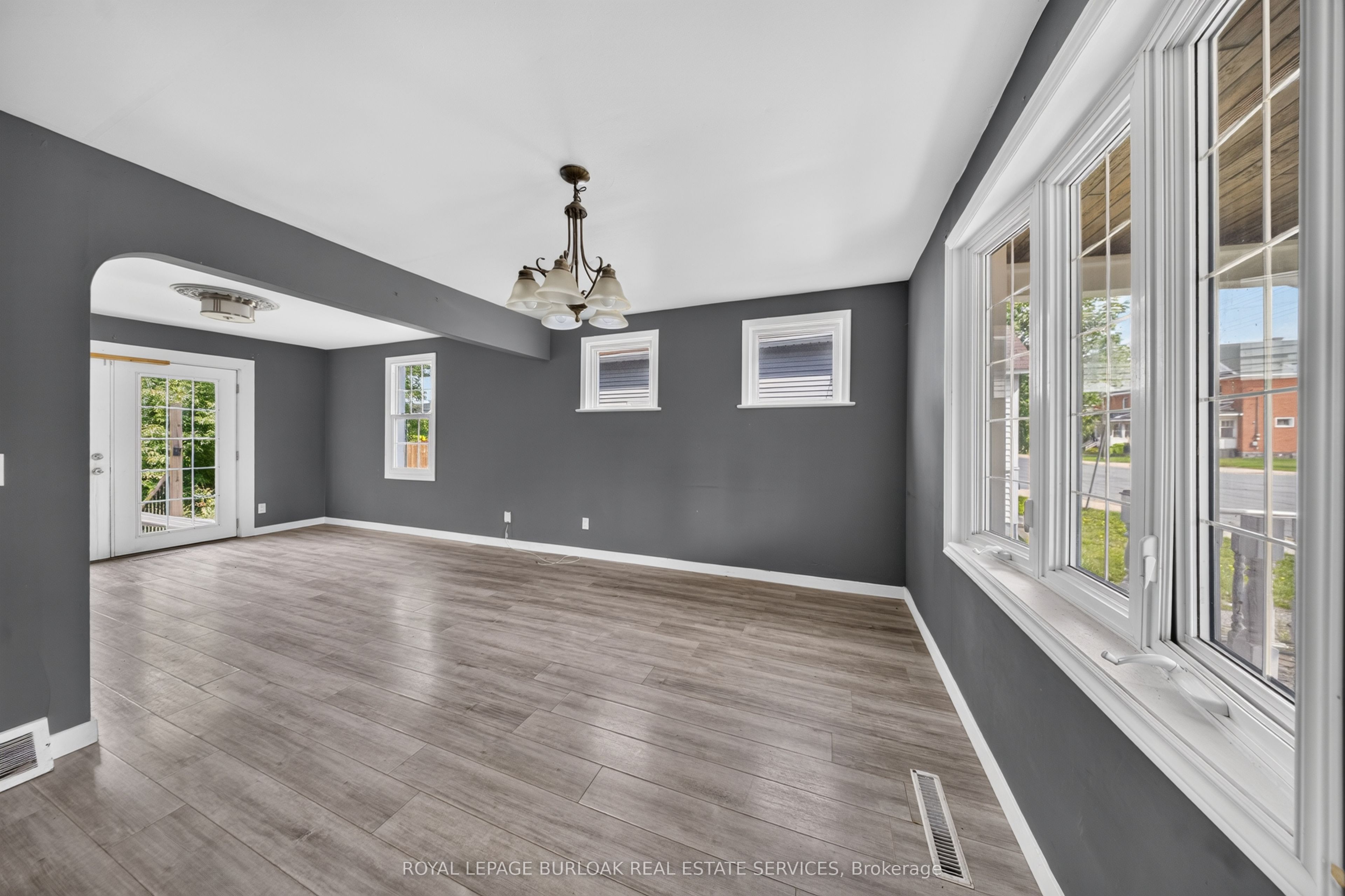 461 John Street Property Photo 4