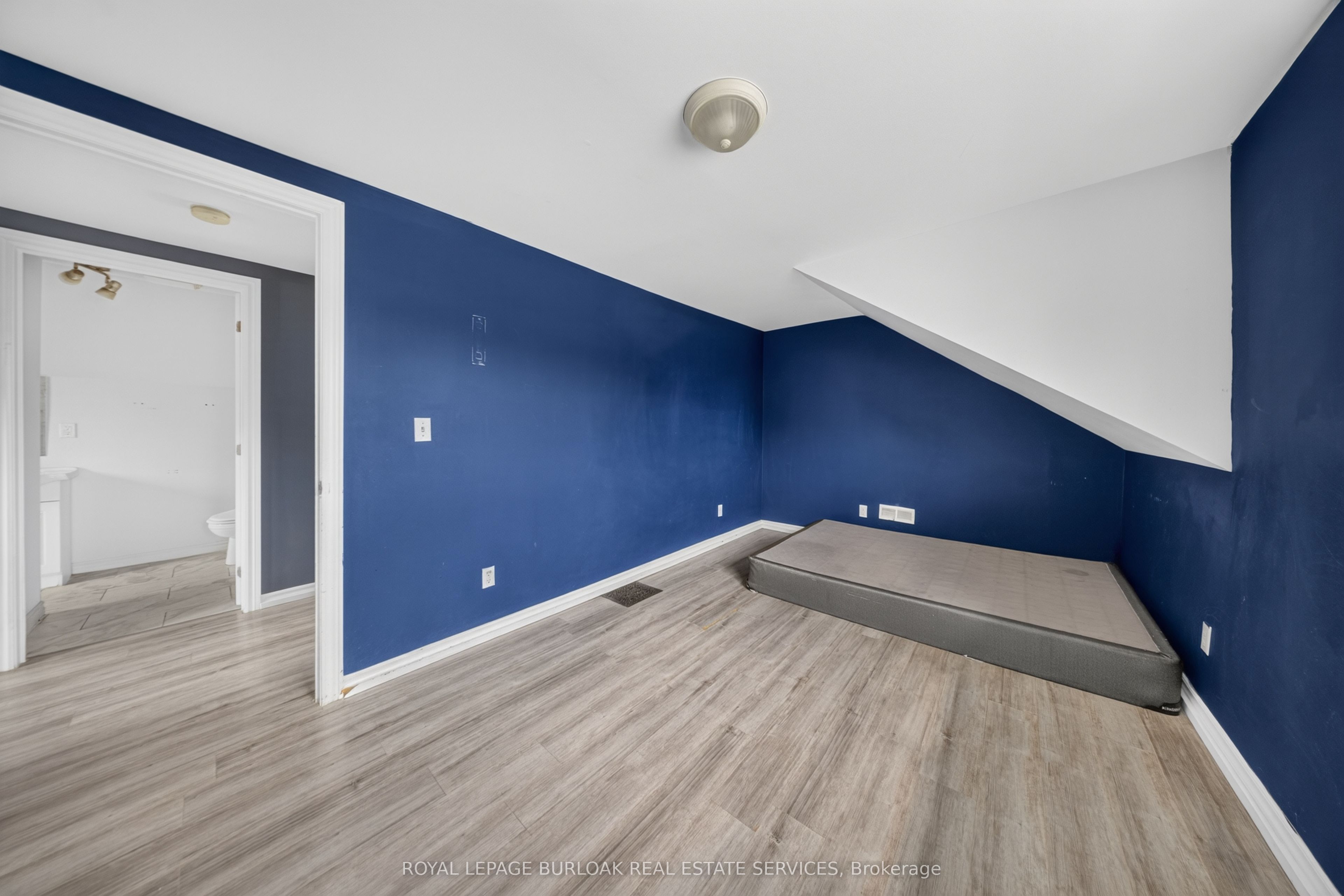 461 John Street Property Photo 14