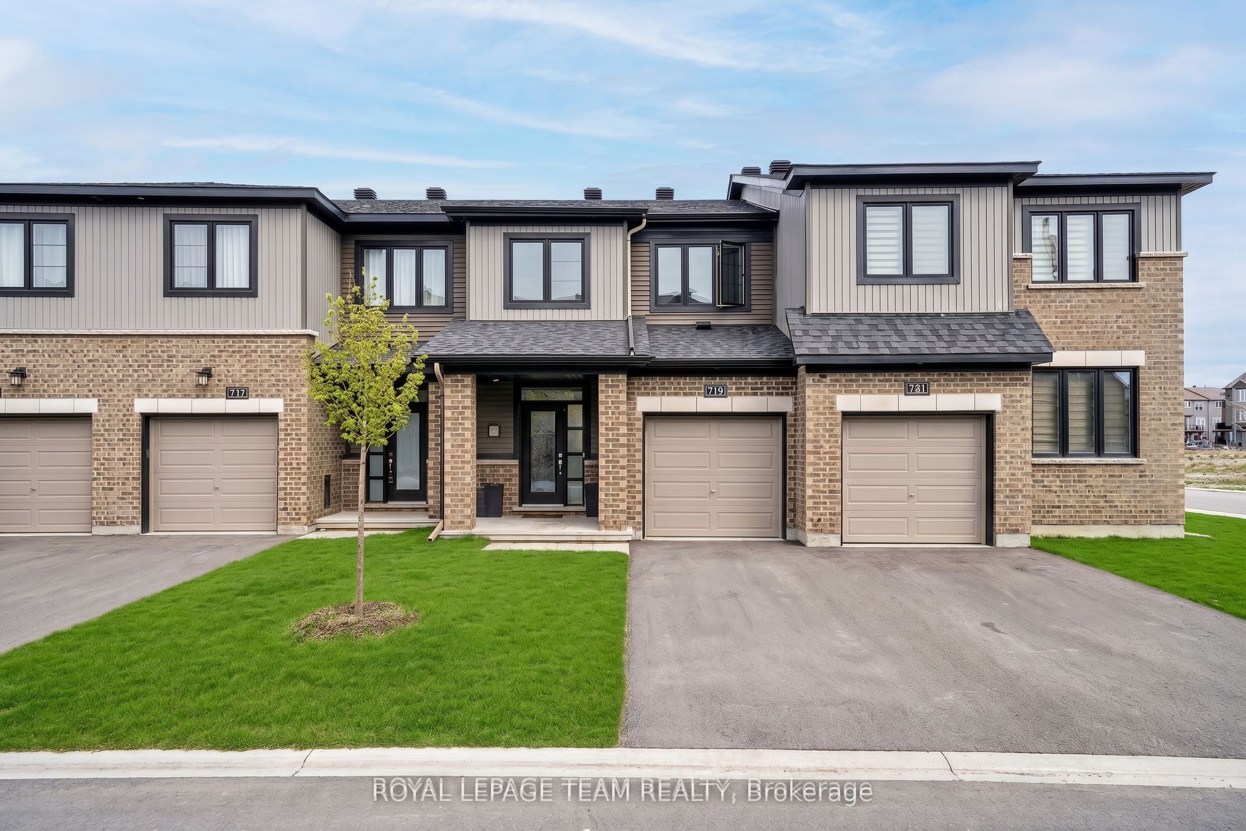719 DONERAILE Walk Property Photo 1