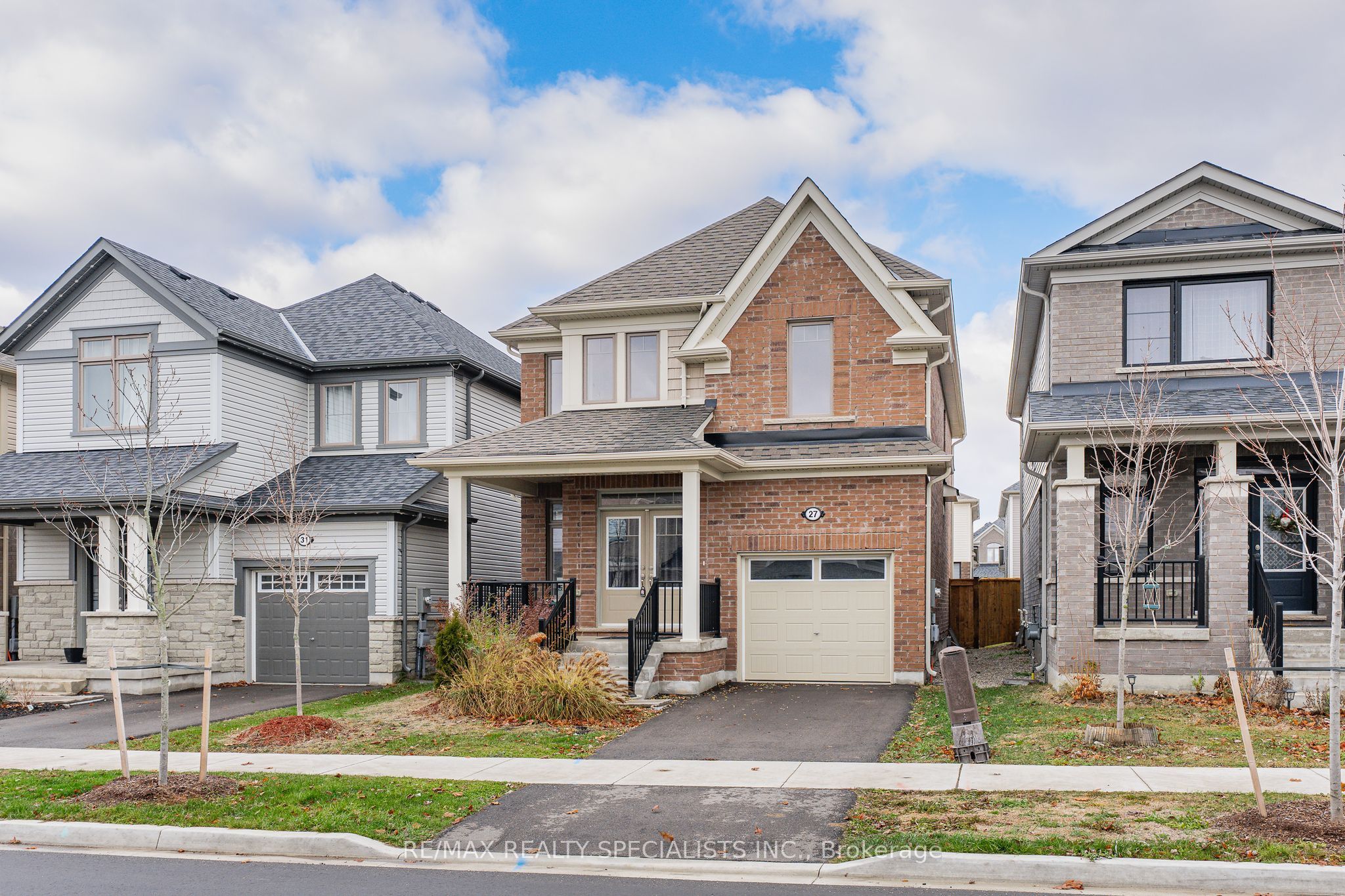 27 Harpin Way W