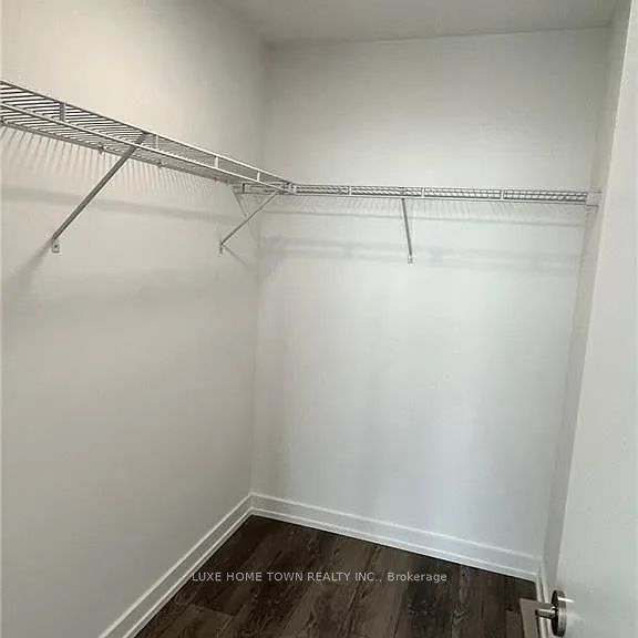 15 Wellington Street S 2808 Property Photo 3