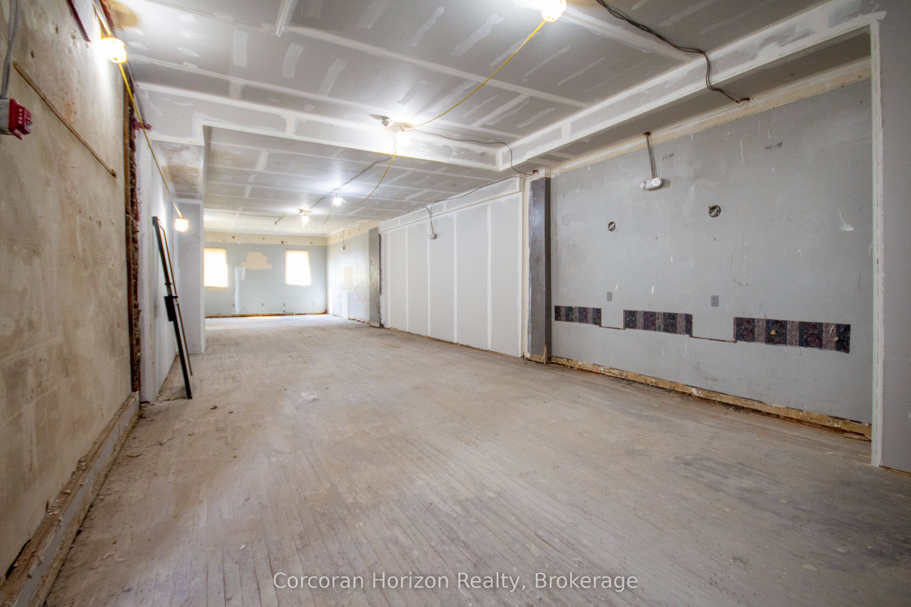90 John Street S Full Property Photo 2