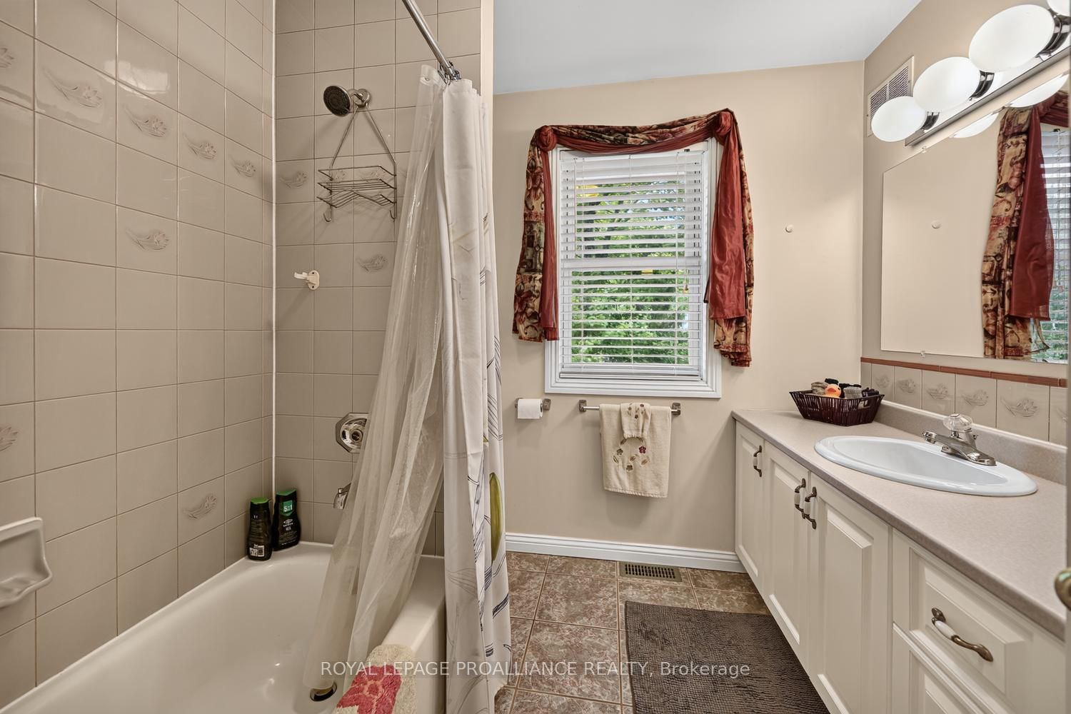 132 Kingston Crescent Property Photo 22