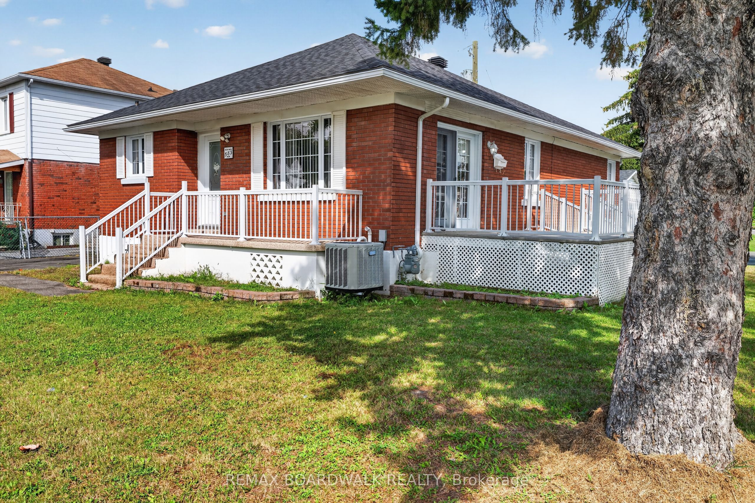 583 Donald Street Property Photo 2