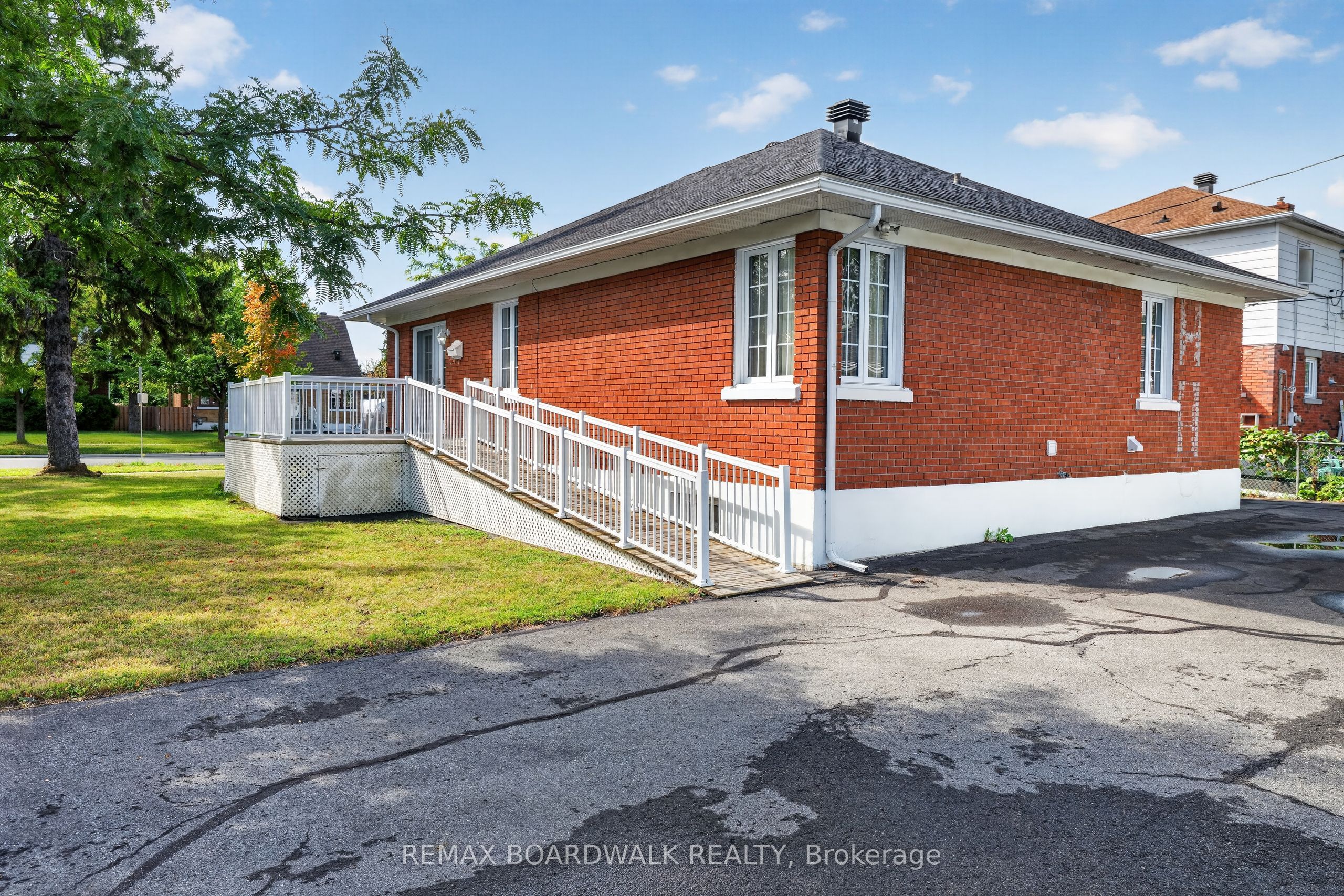 583 Donald Street Property Photo 4