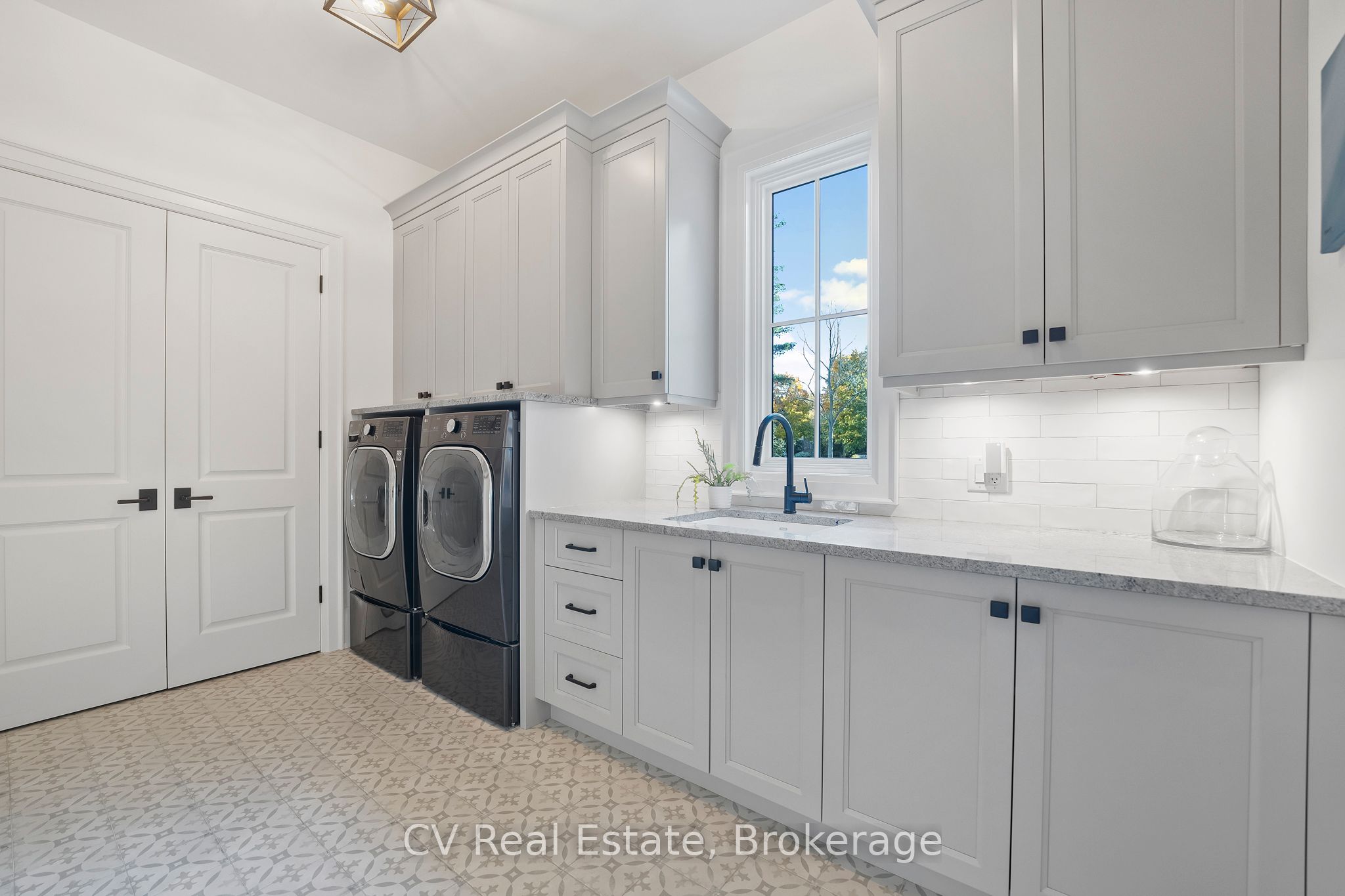 455 William Street Property Photo 33