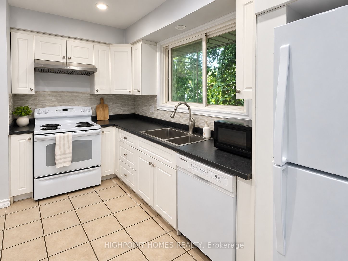 560 Glen Forrest Boulevard Property Photo 12