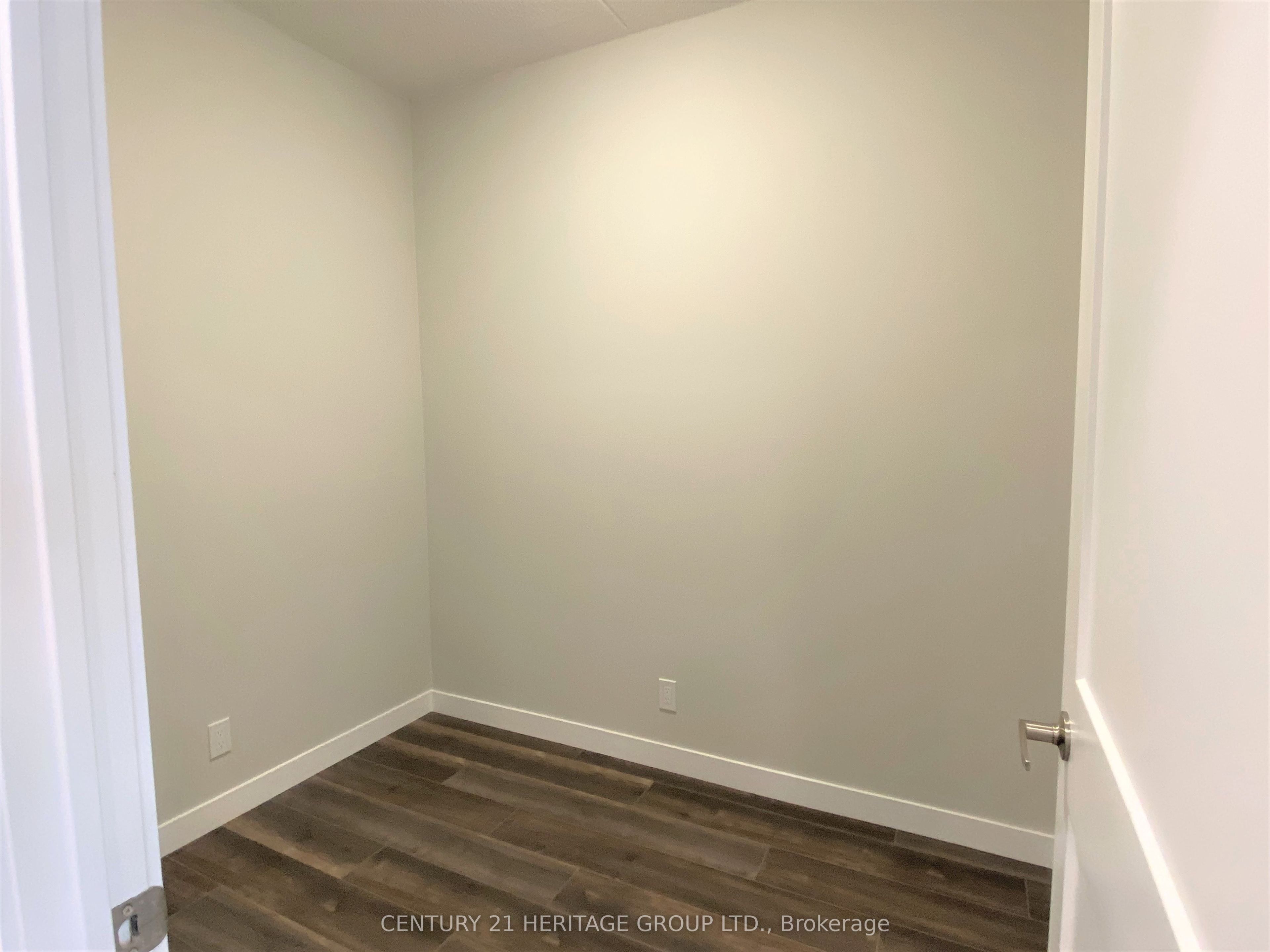 15 Queen Street S 1512 Property Photo 7