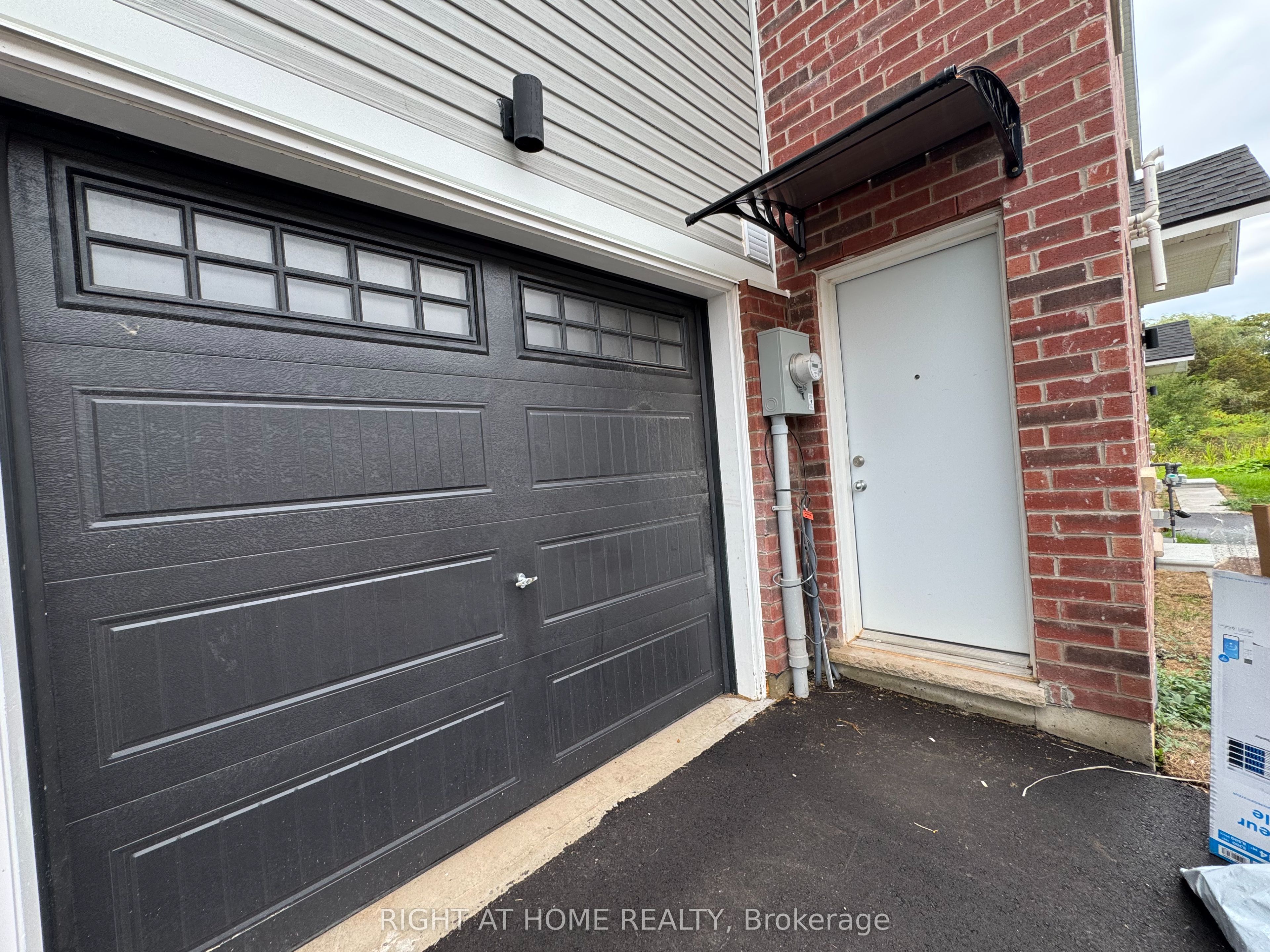 107 Highriver Trail (LOWER) Property Photo 1