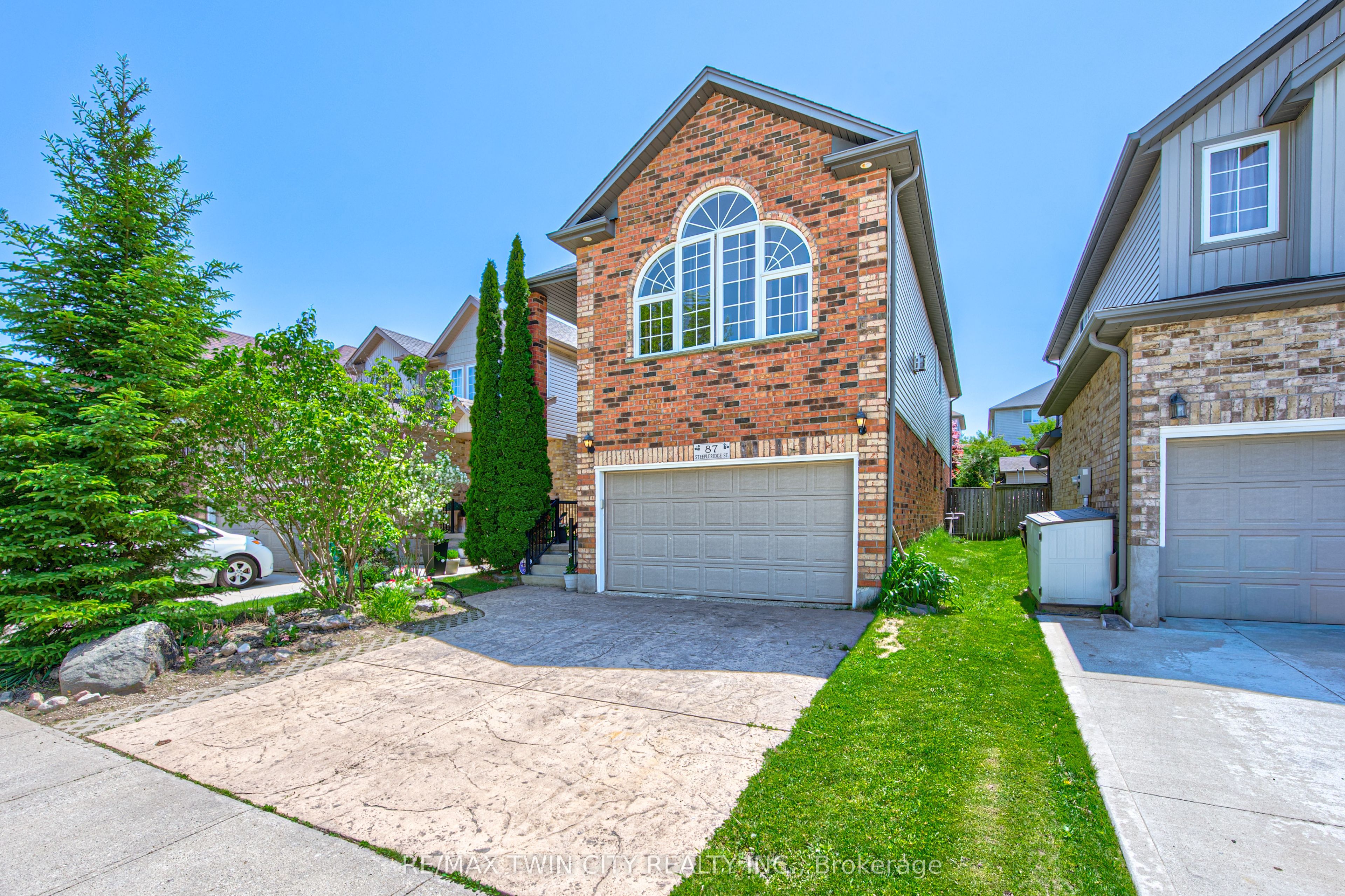87 Steepleridge Street Property Photo 2