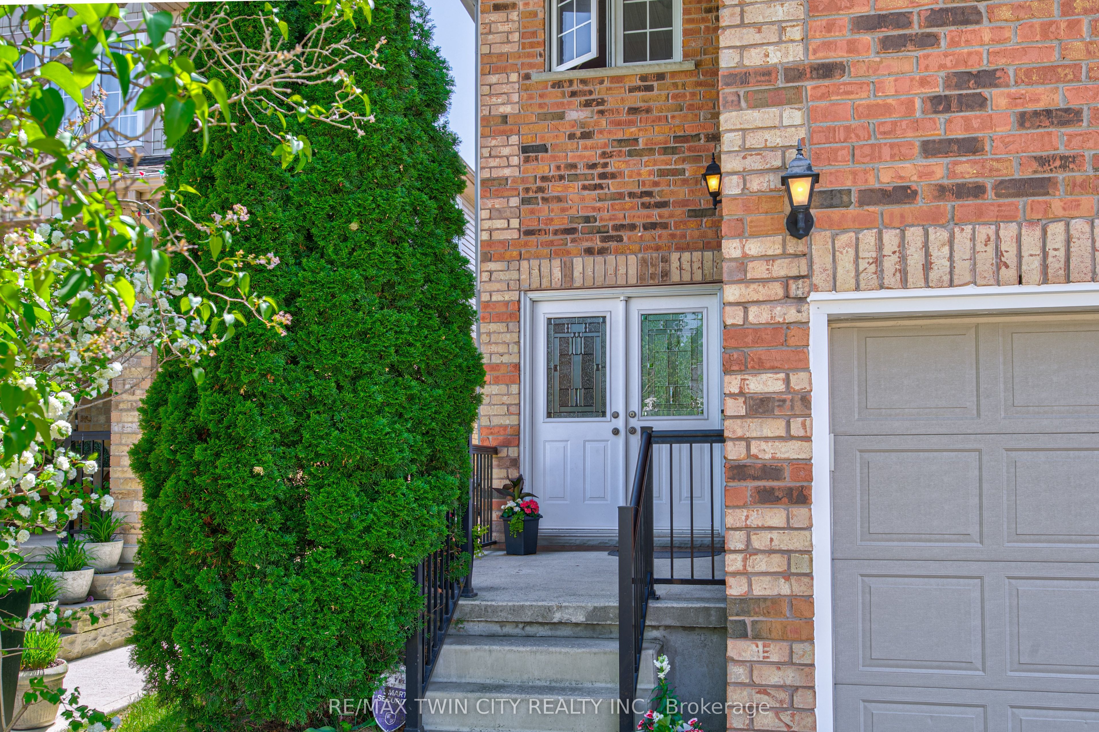 87 Steepleridge Street Property Photo 3