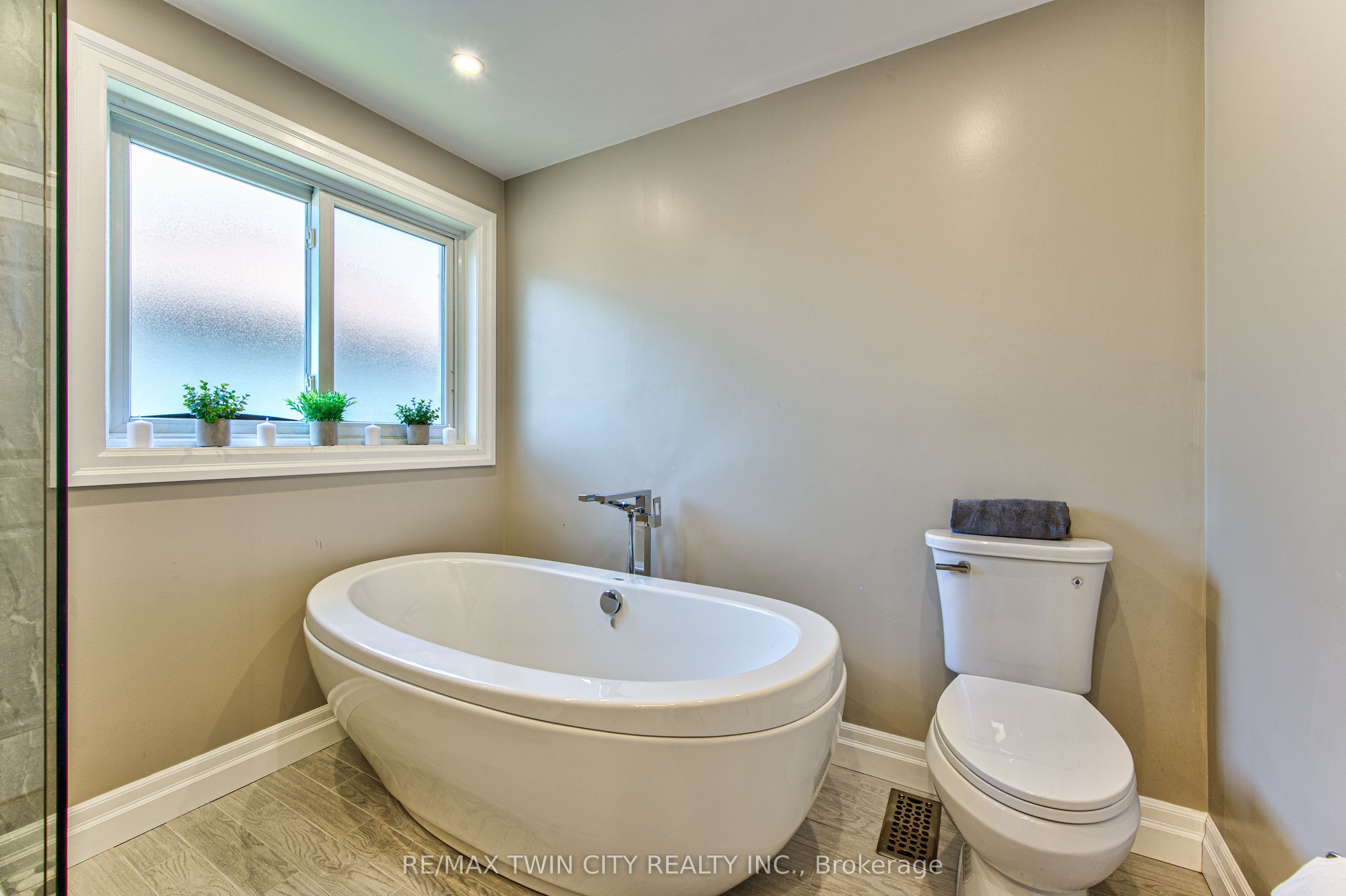 87 Steepleridge Street Property Photo 32