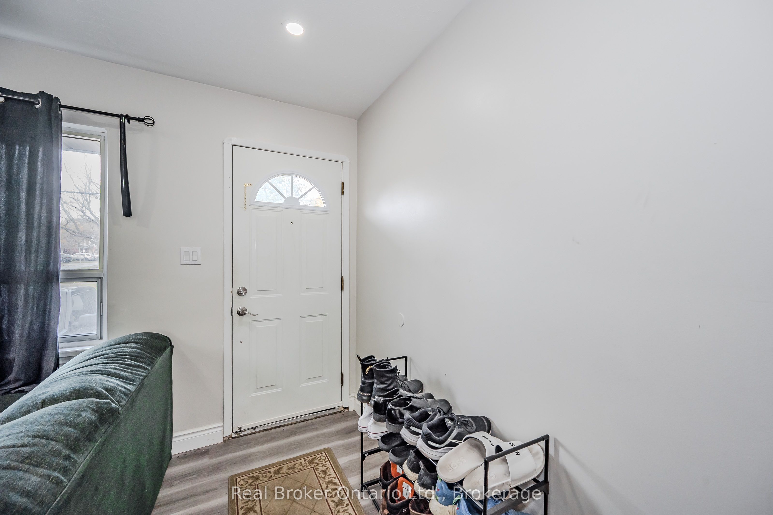112 Victoria Road N Property Photo 2