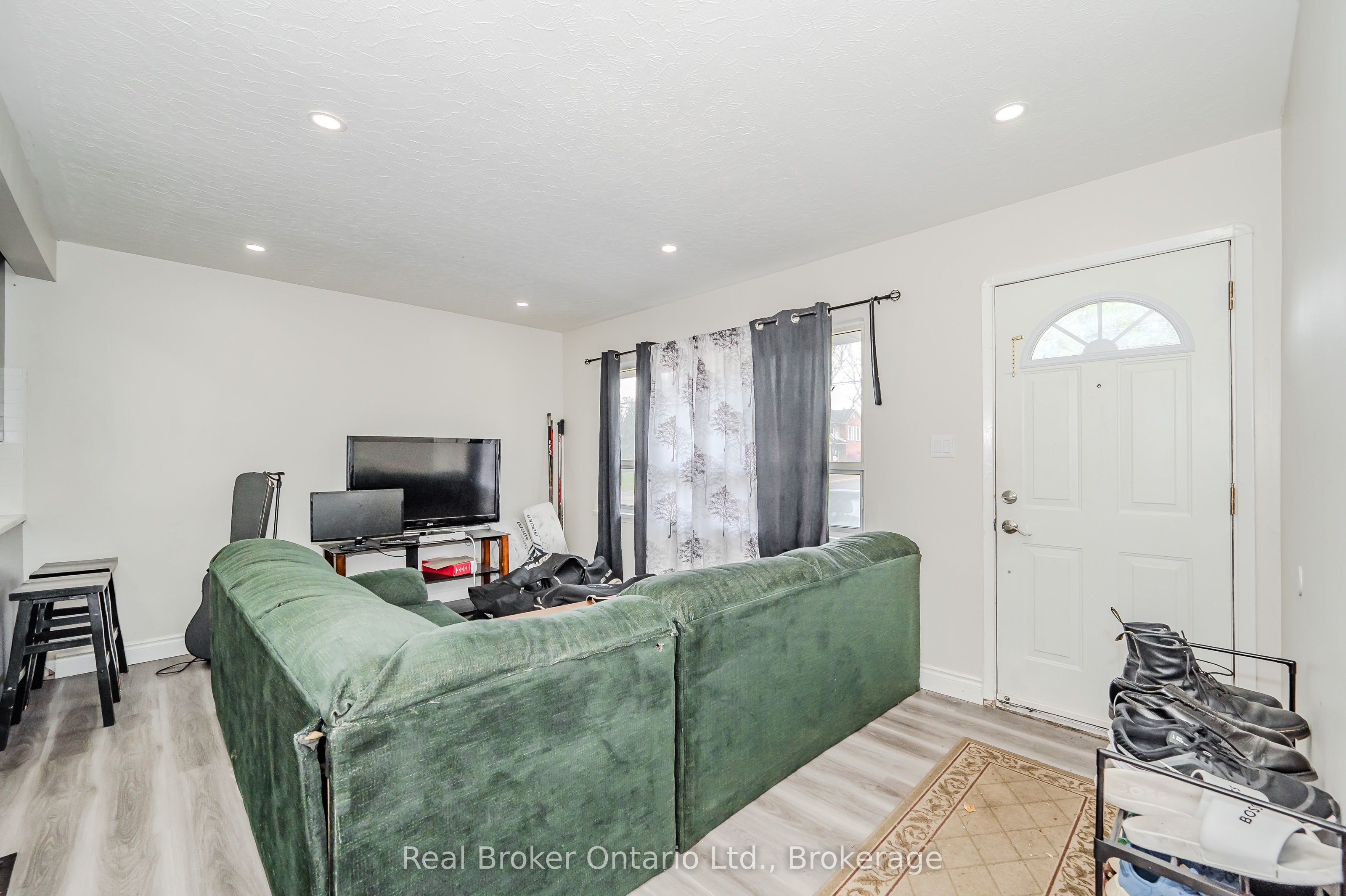 112 Victoria Road N Property Photo 3