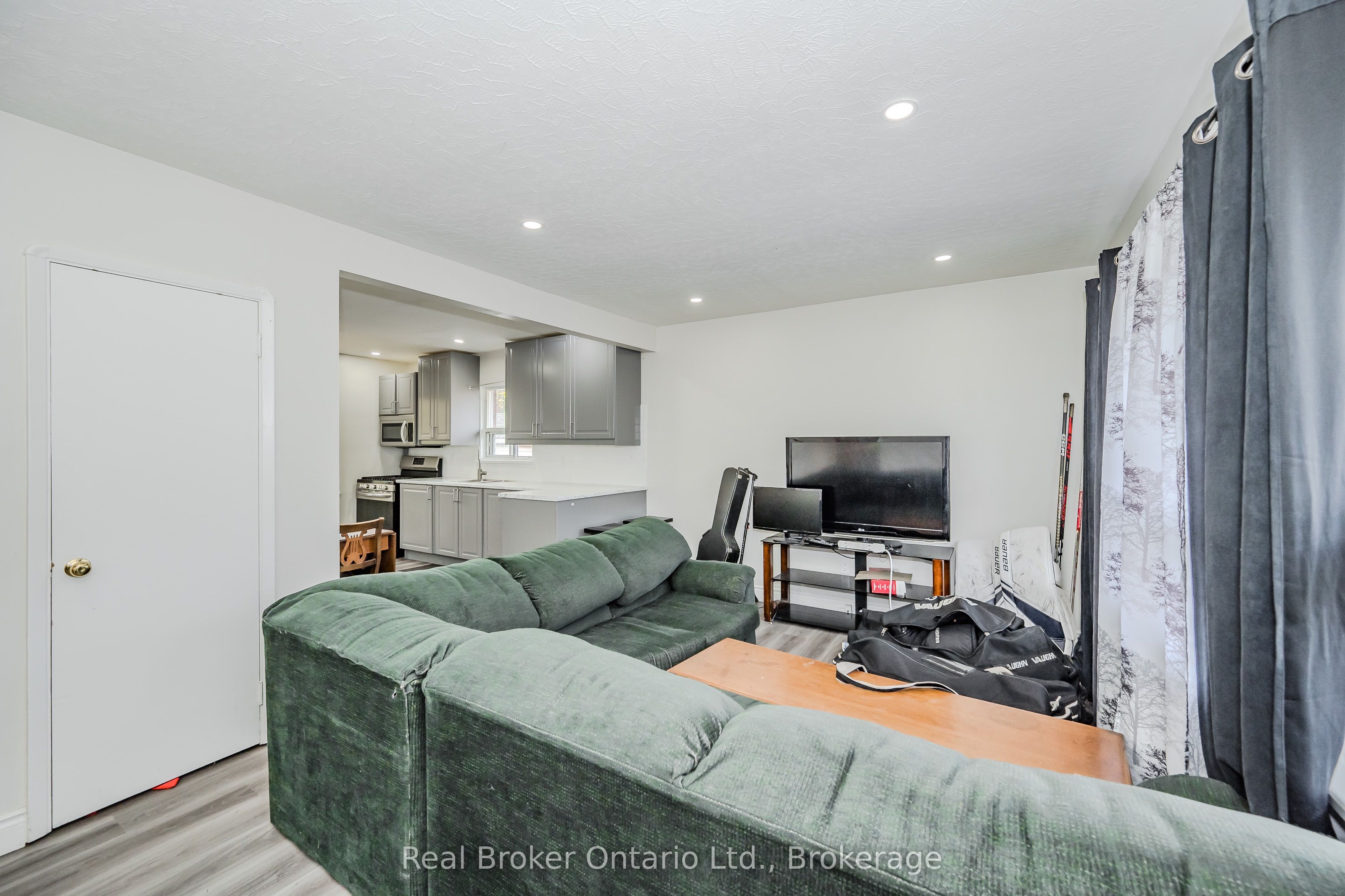 112 Victoria Road N Property Photo 4