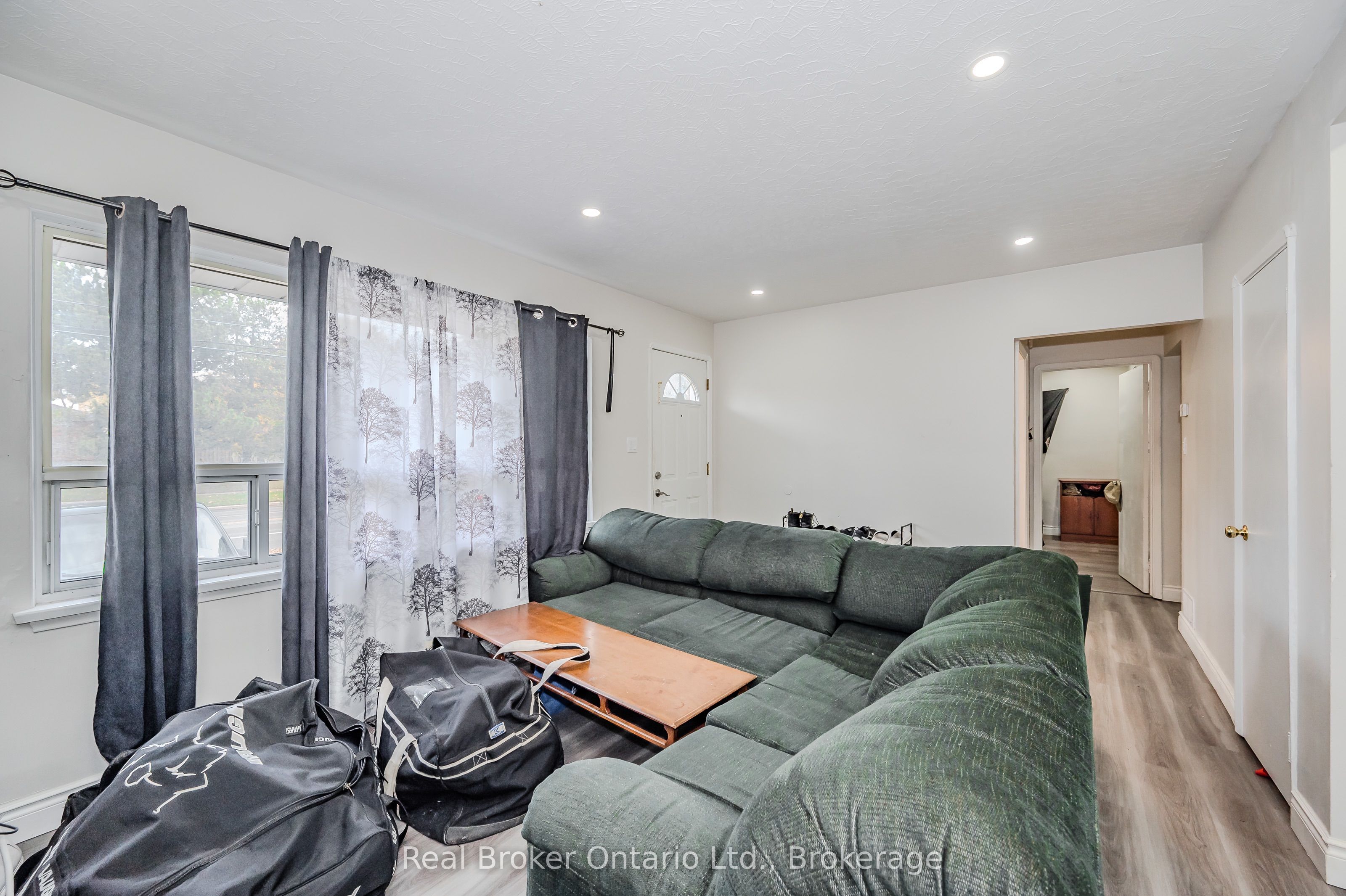 112 Victoria Road N Property Photo 5